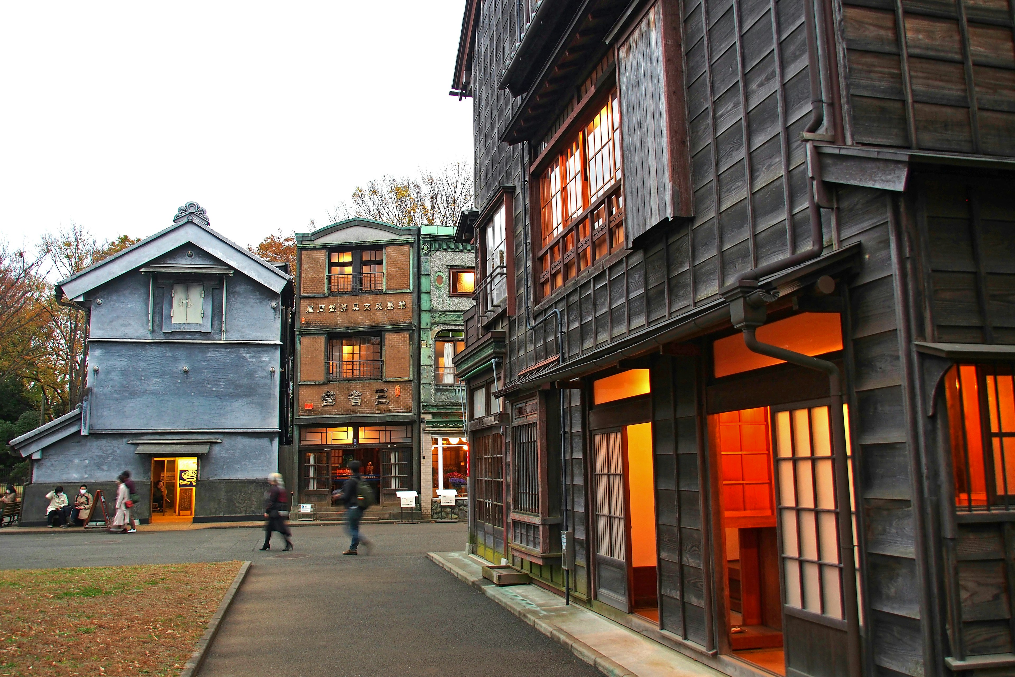 古い木造建築が並ぶ街並みと夕暮れの風景