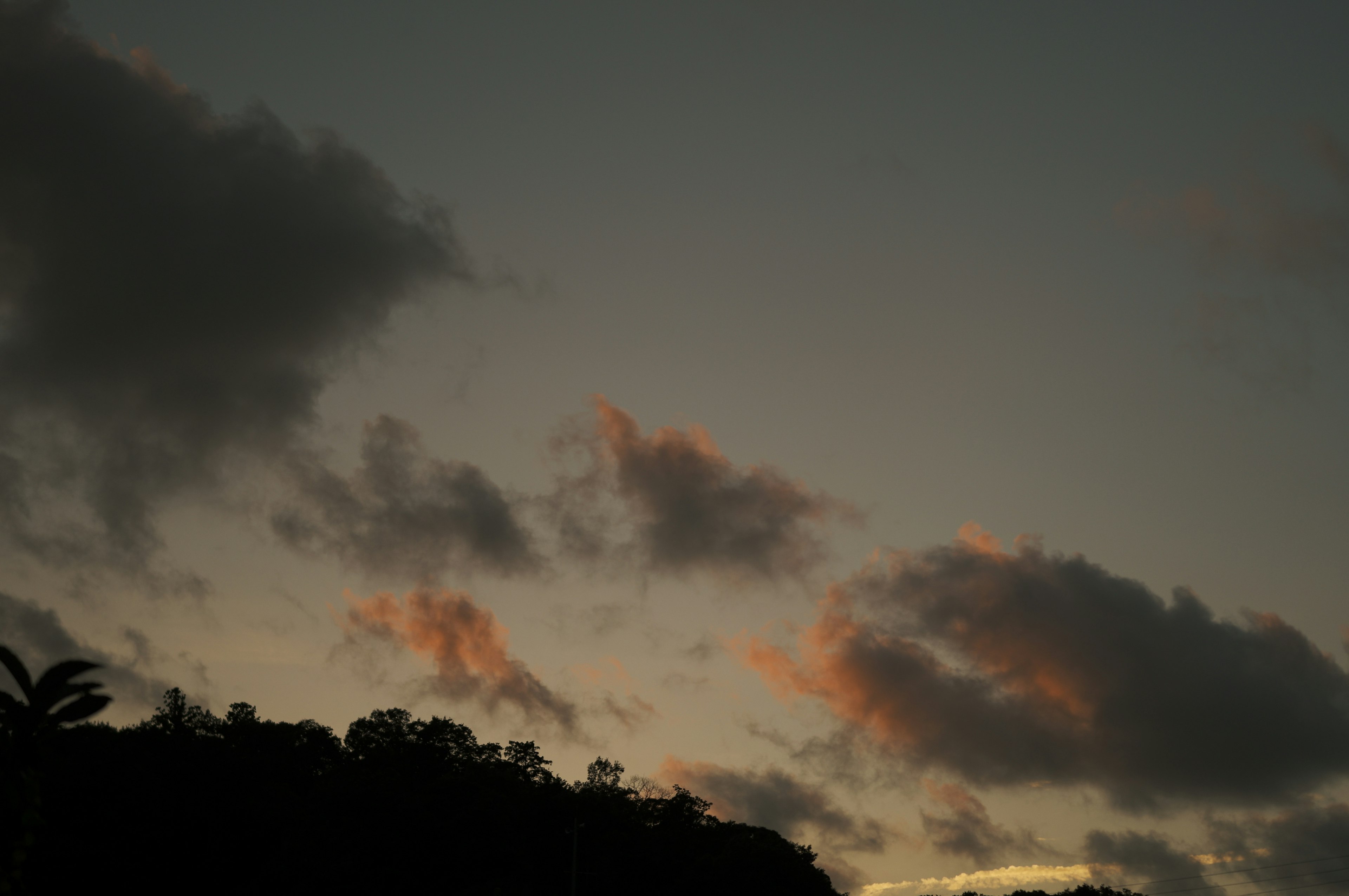 Wolken im Abendhimmel mit orangefarbenen Akzenten