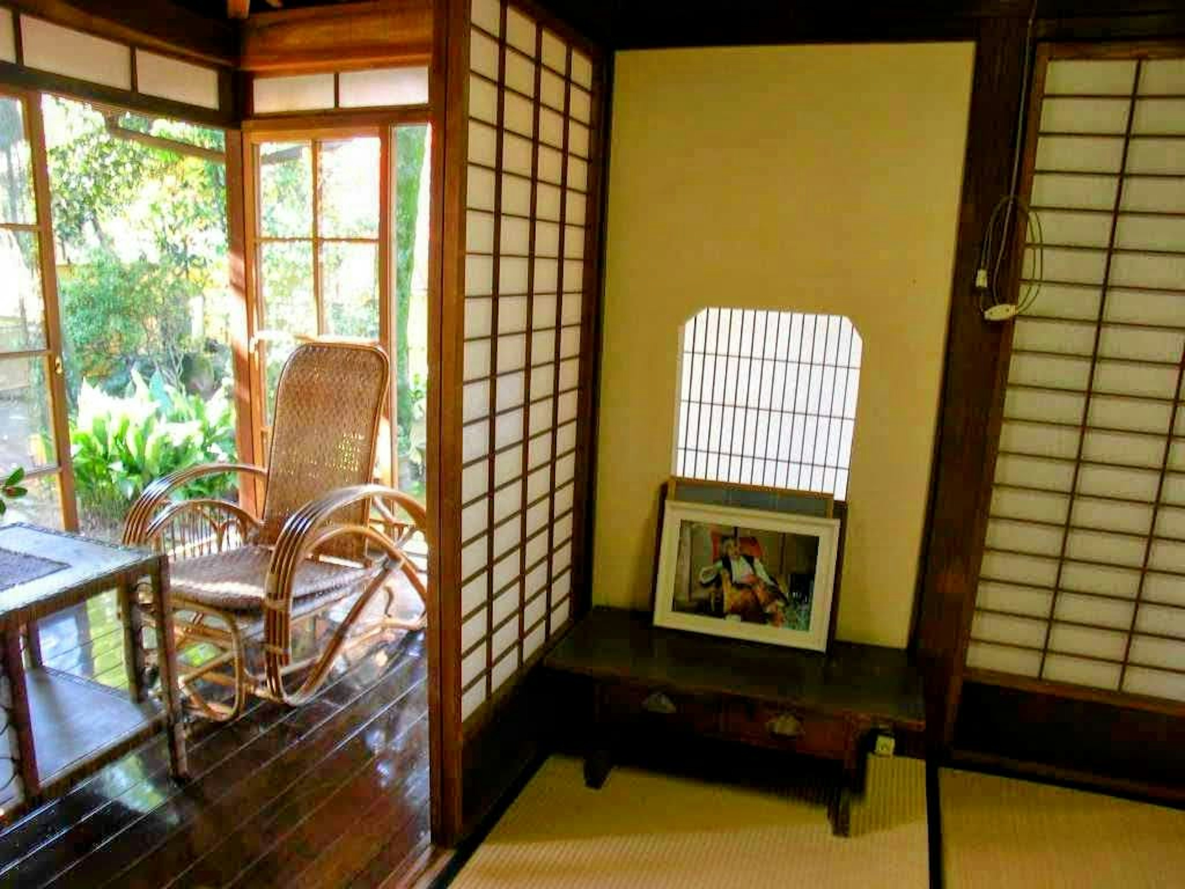 Interior de una habitación japonesa tradicional con paneles shoji y una silla de madera