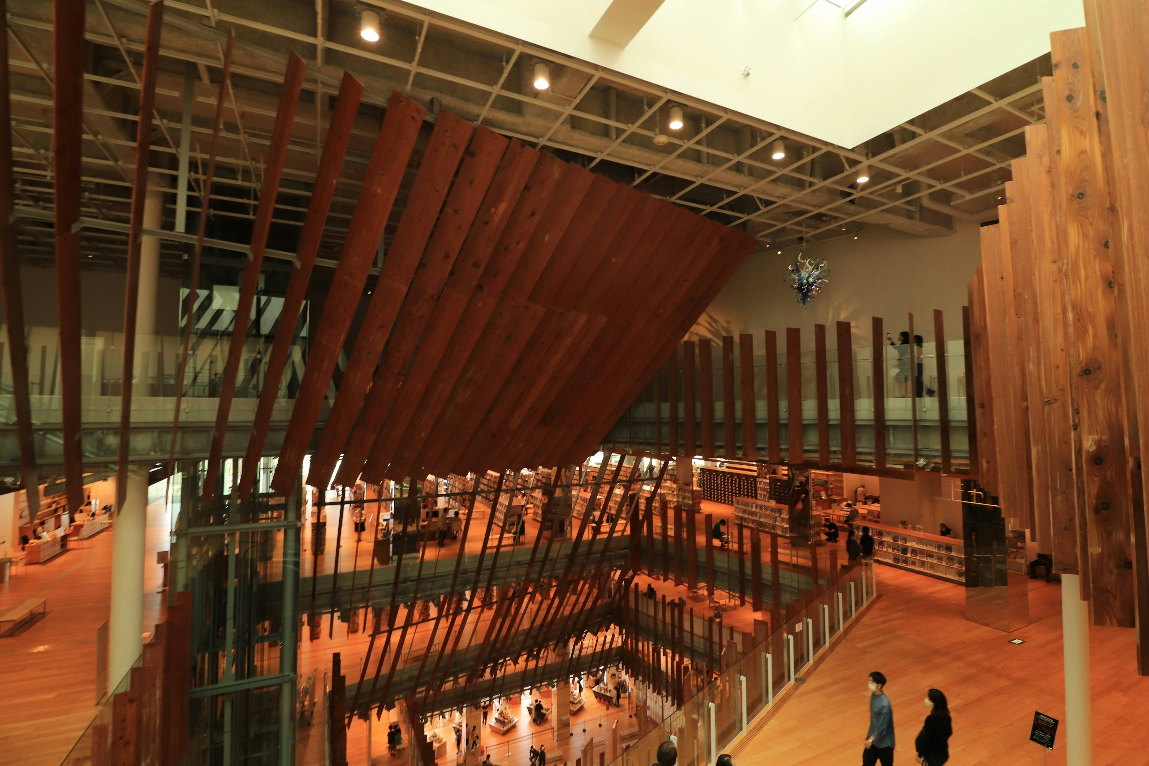 Interior de un espacio arquitectónico moderno con estructuras de madera prominentes