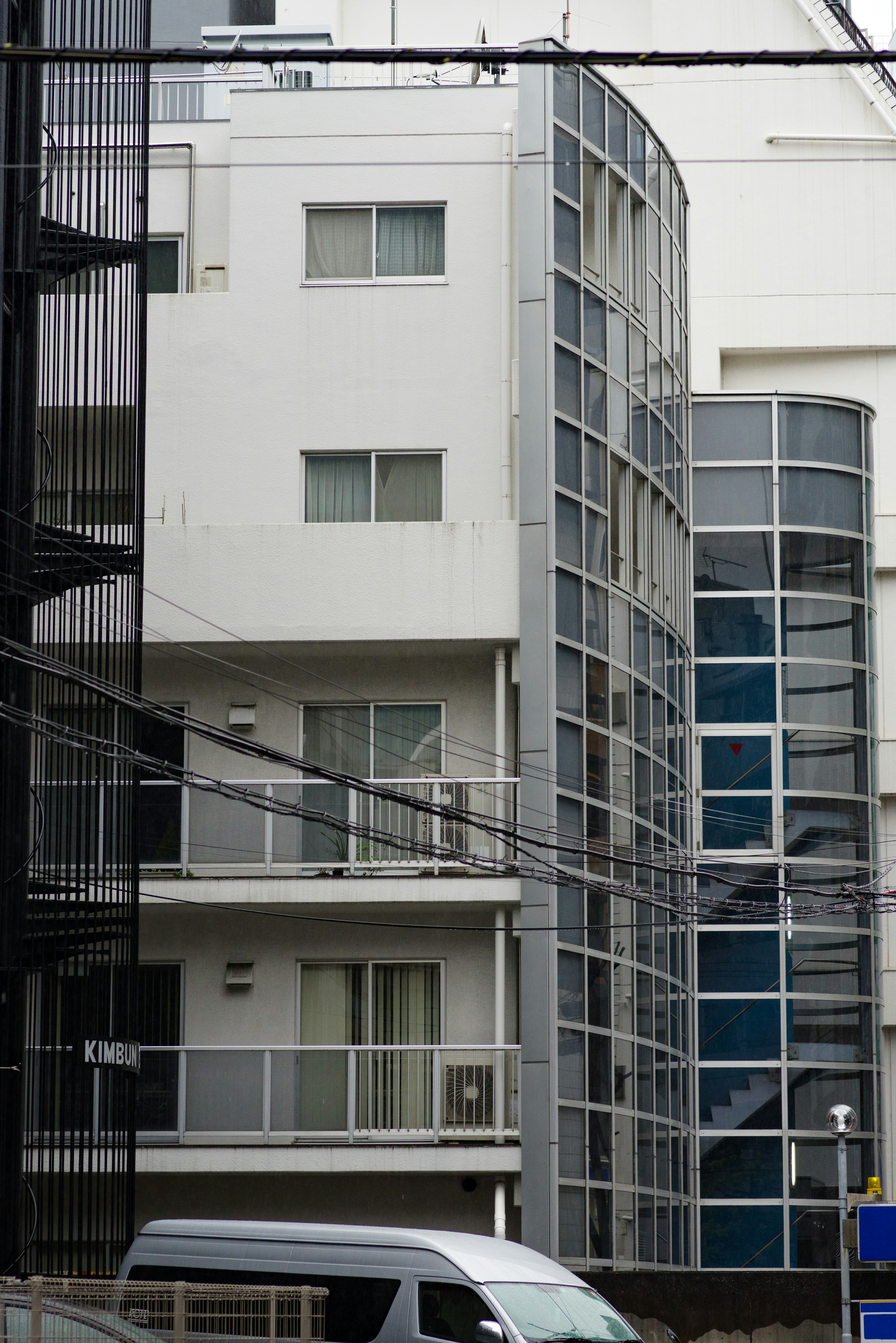 Bâtiment d'appartements moderne avec façade en verre et extérieure blanche