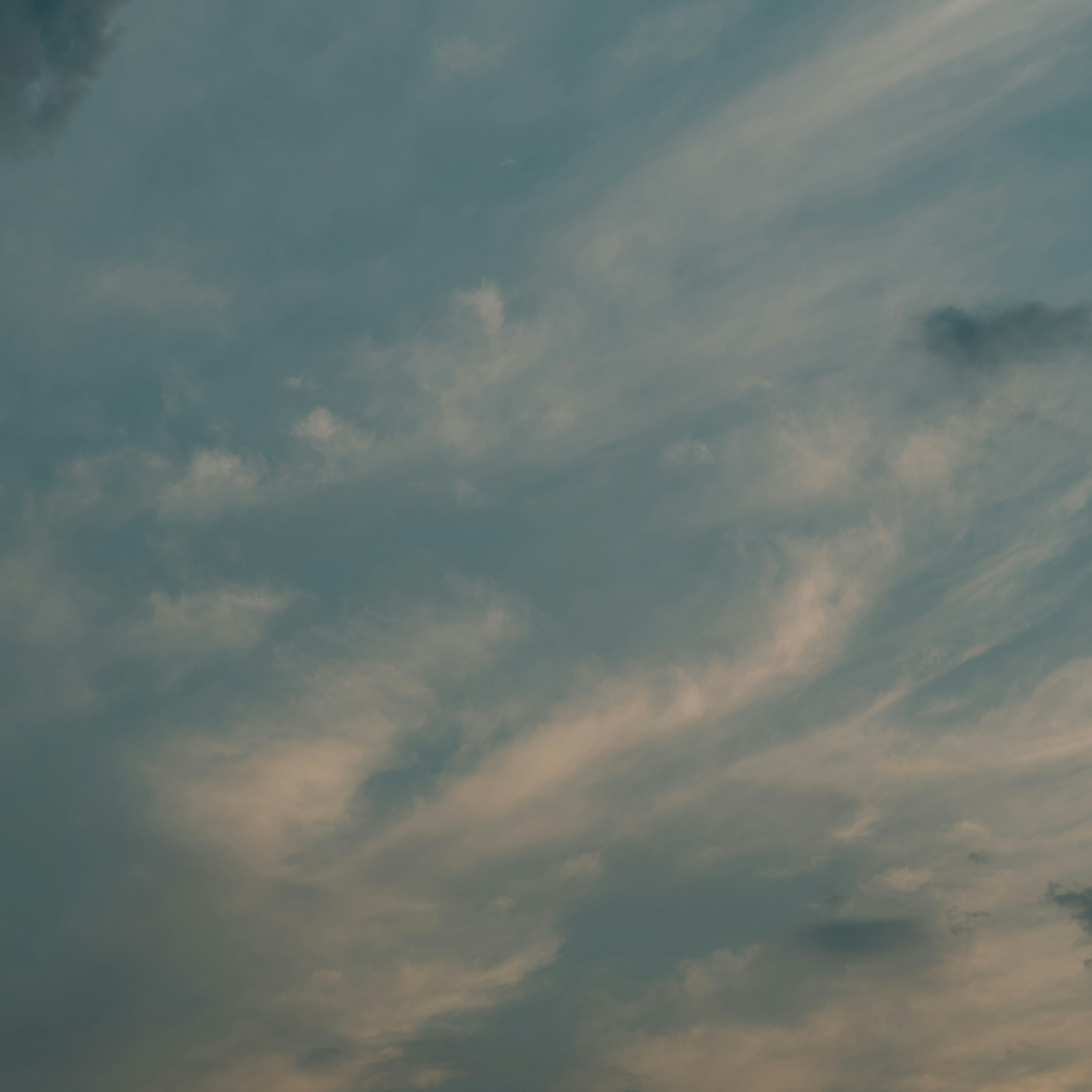 Hermosa vista de nubes que fluyen en un cielo azul