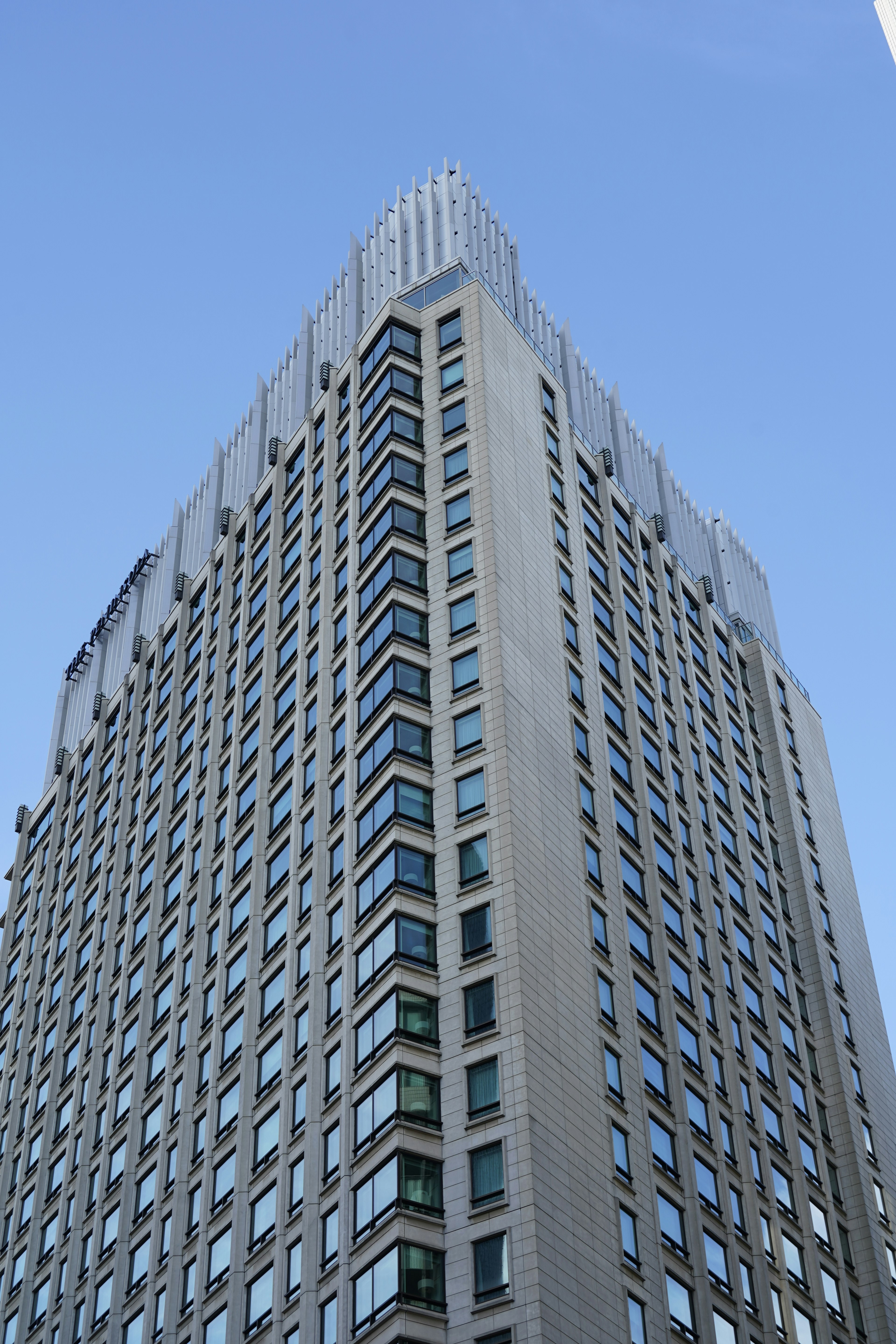 Edificio alto que se eleva hacia el cielo azul