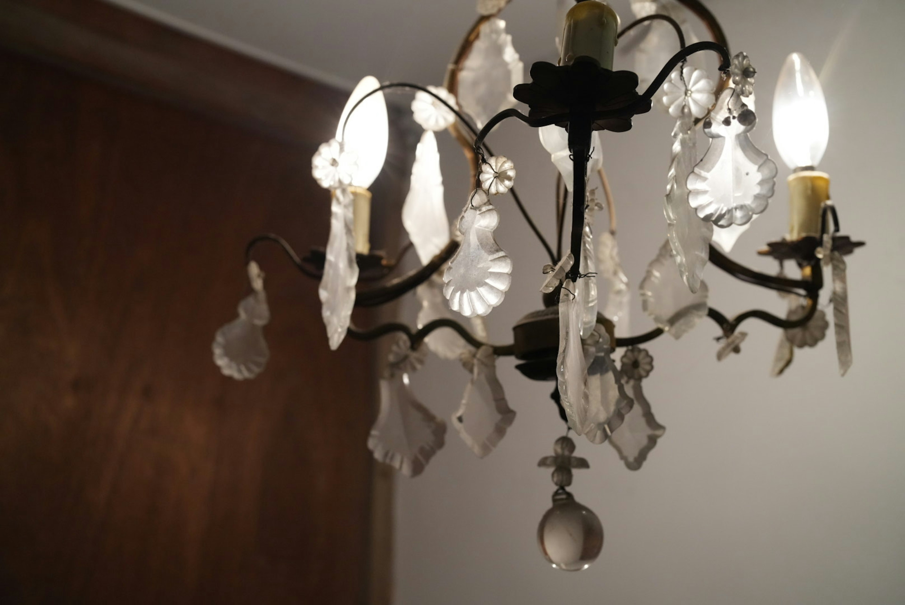 Elegante lampadario in cristallo che emette luce soffusa