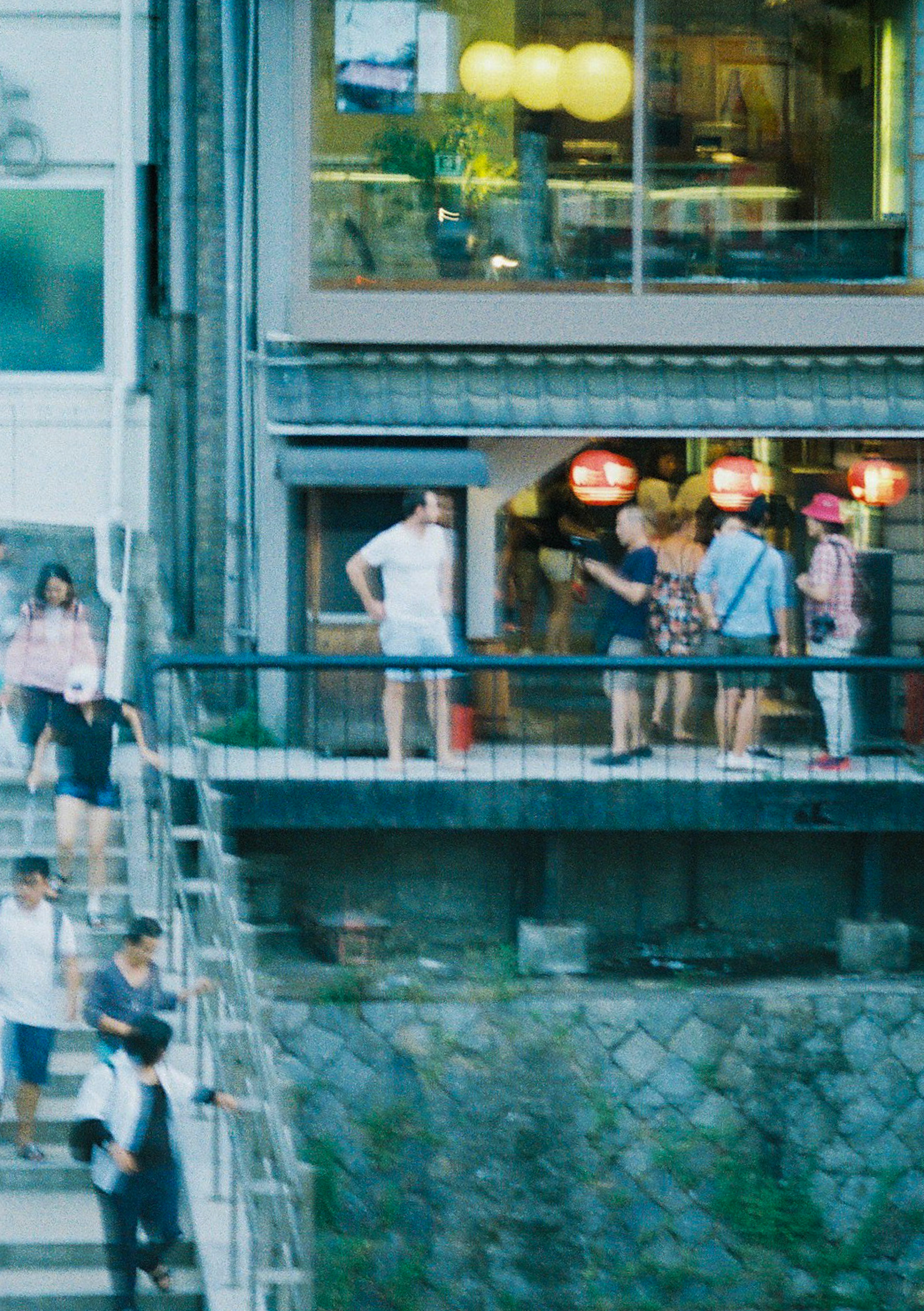 Persone che si riuniscono su una terrazza lungo il fiume