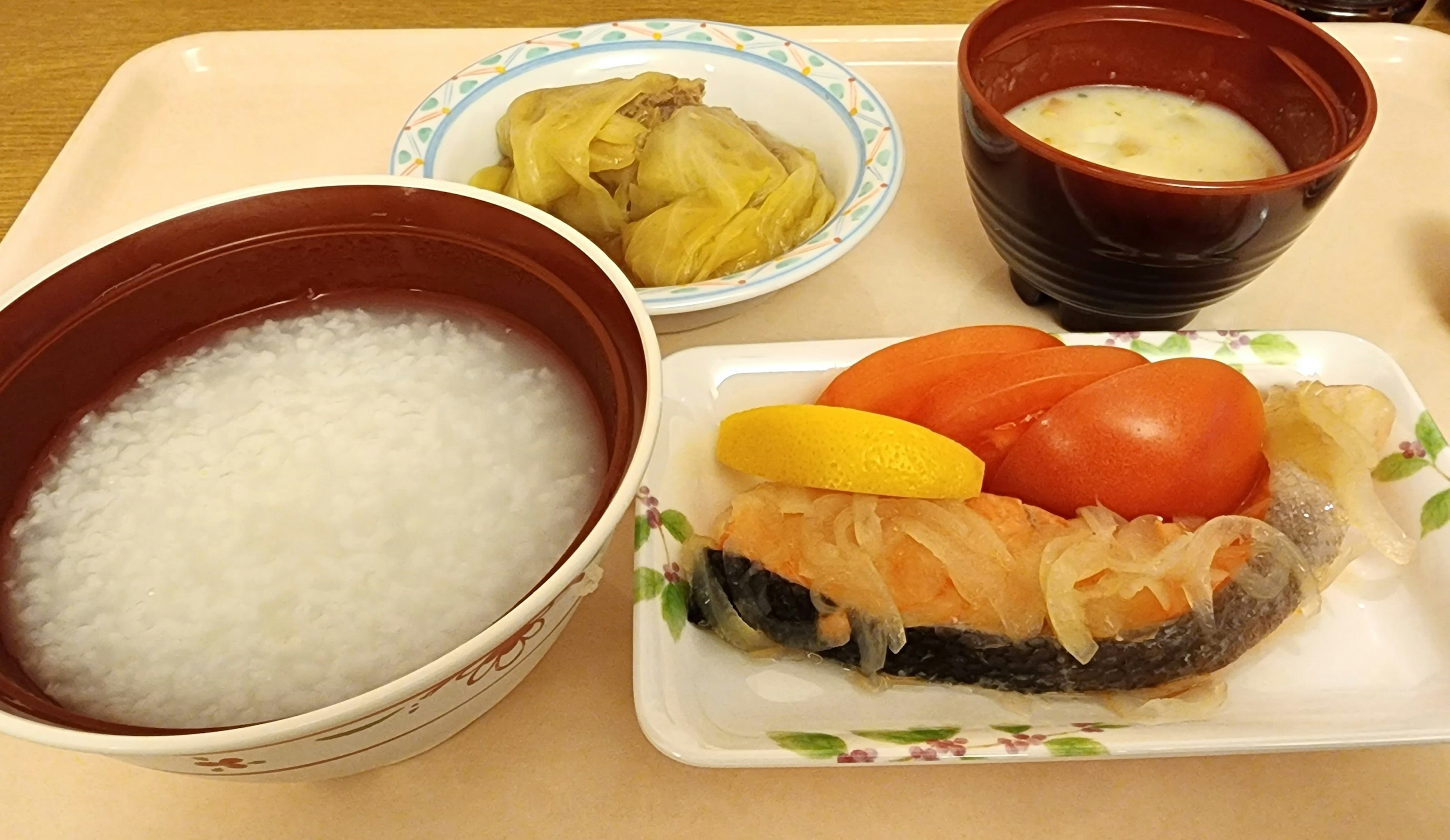 Tazón de arroz blanco con sushi de salmón y guarniciones