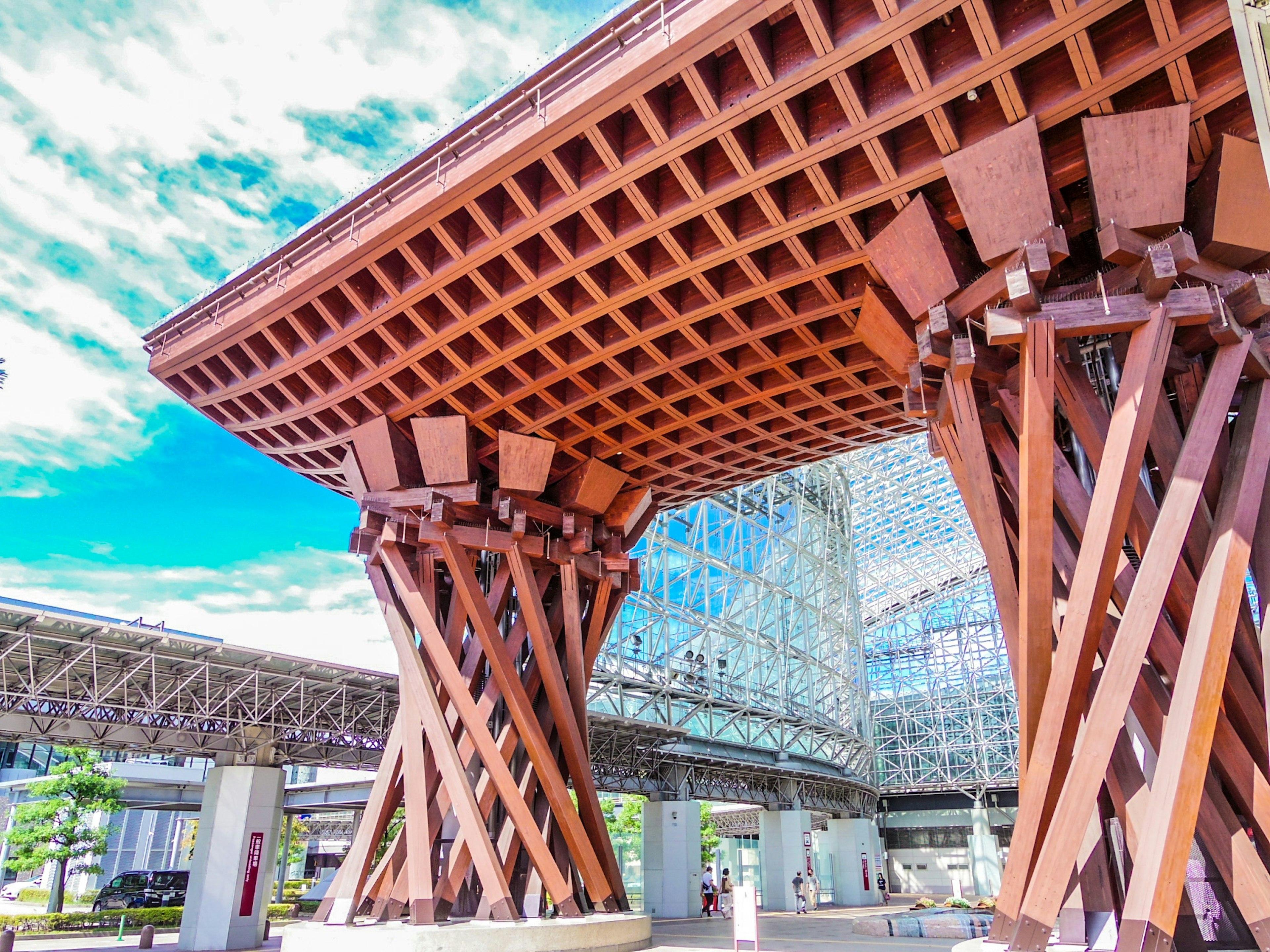 La struttura in legno distintiva della porta Tsuzumi di Kanazawa con elementi in vetro