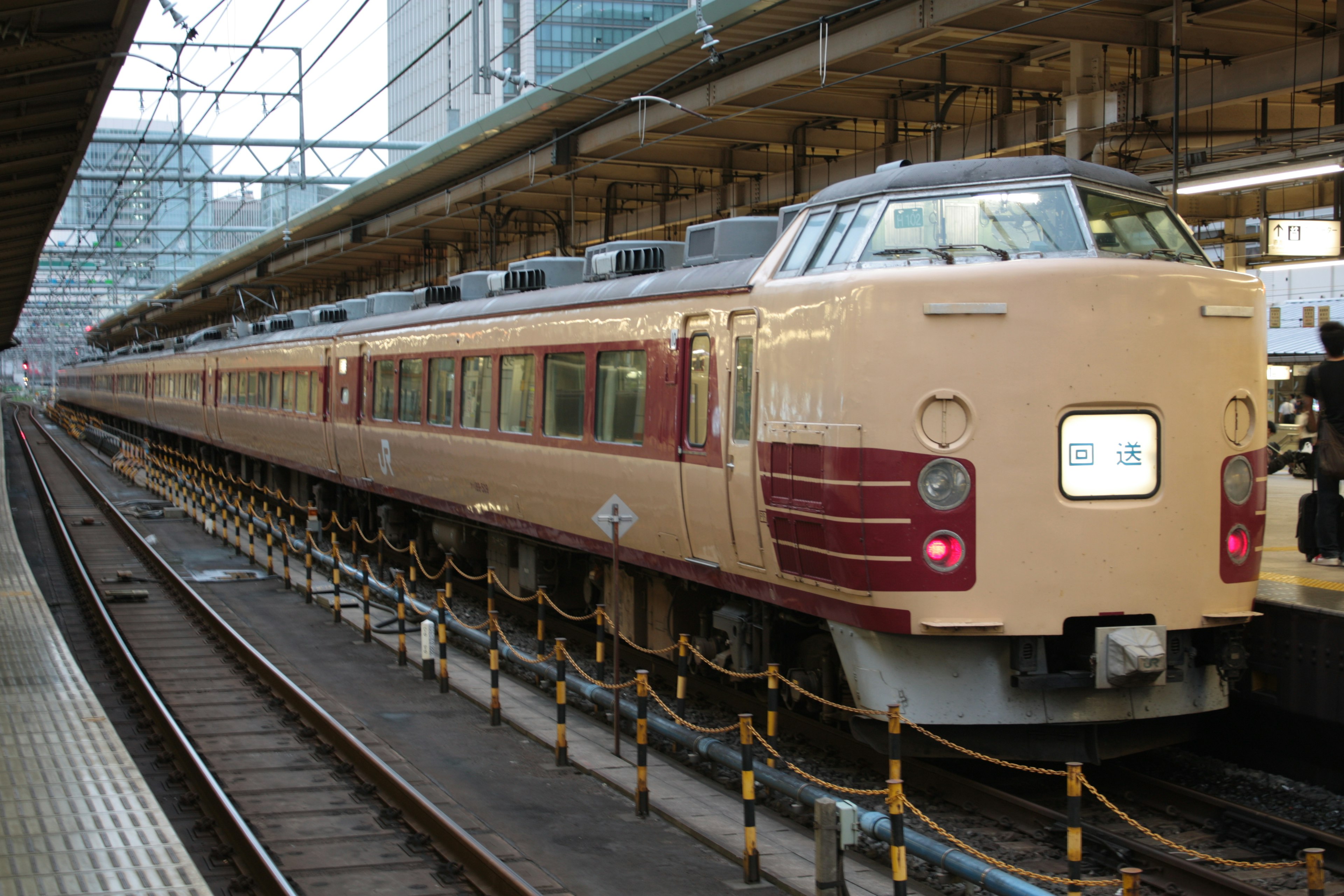 Un tren exprés limitado visible en una estación