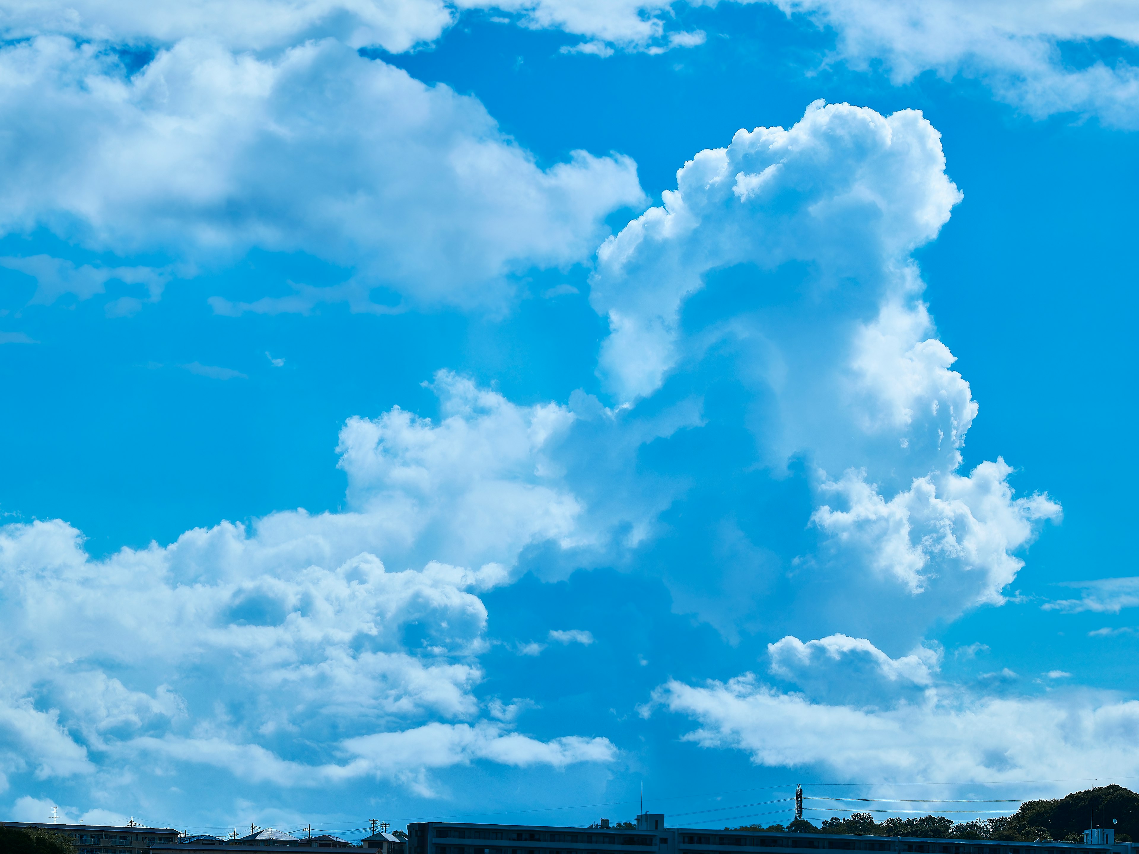 Impresionante formación de grandes nubes en un cielo azul