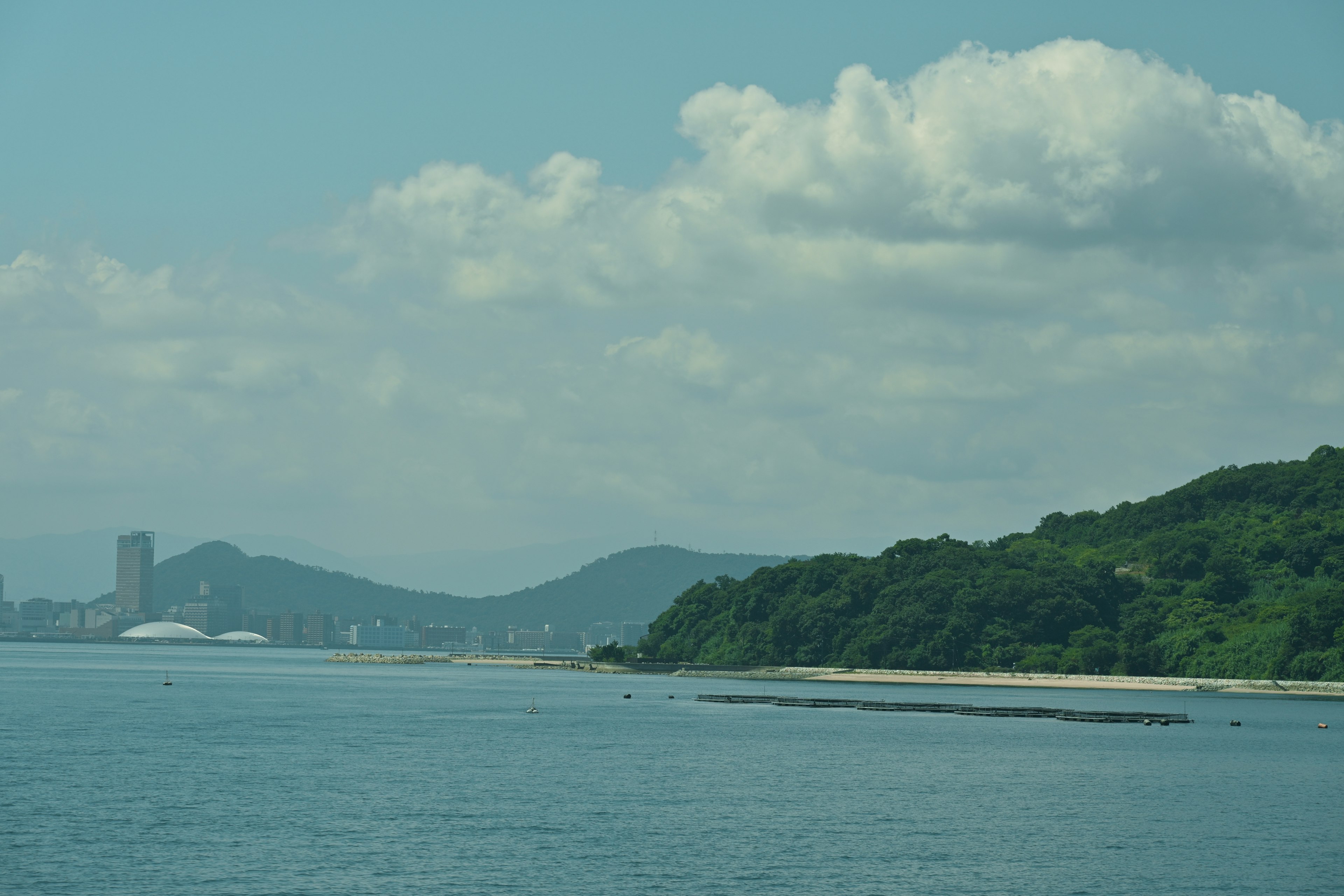 青い海と緑の丘が広がる風景