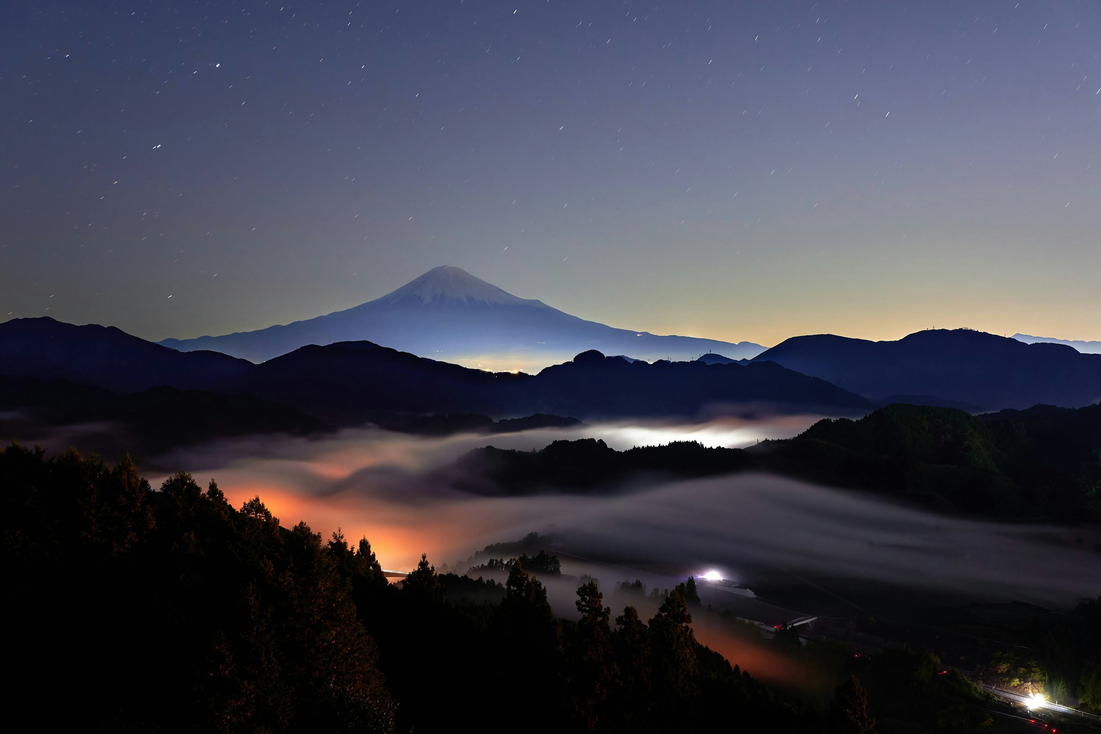 夜明けの富士山と霧の谷間の景色