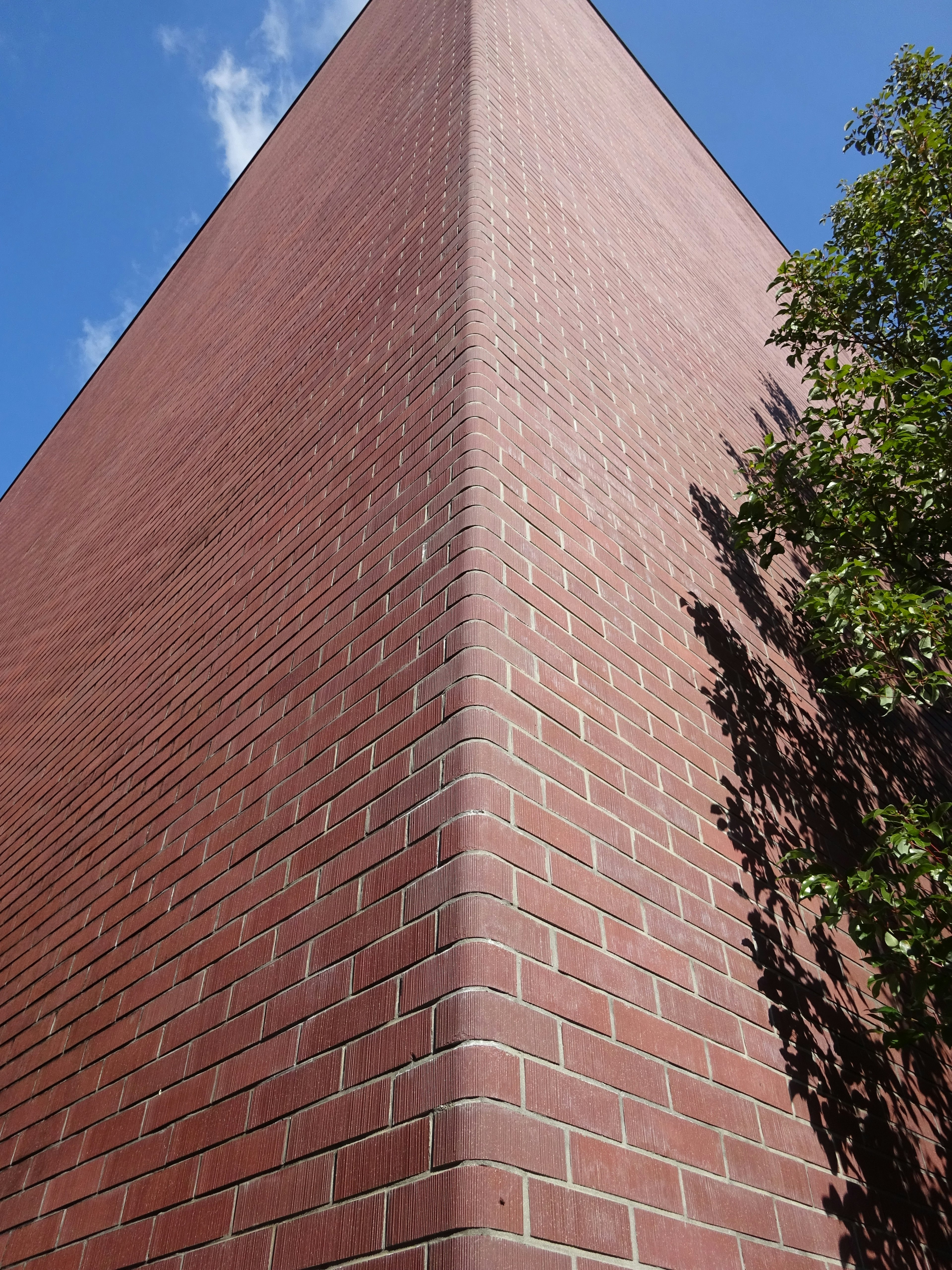 Coin d'un mur en briques rouges sous un ciel bleu