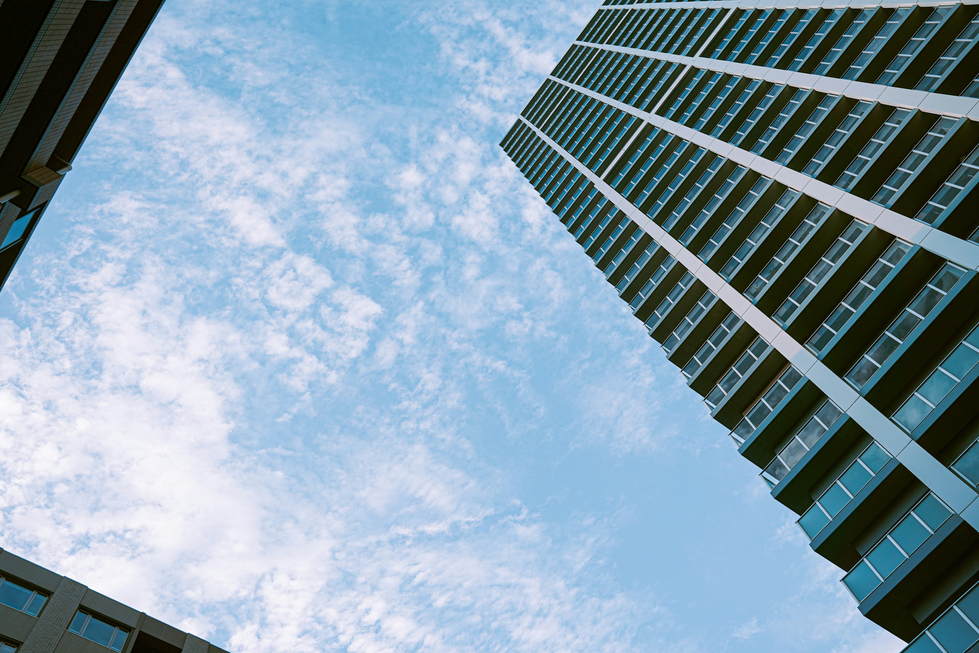 Ein Hochhaus, das unter einem blauen Himmel ragt