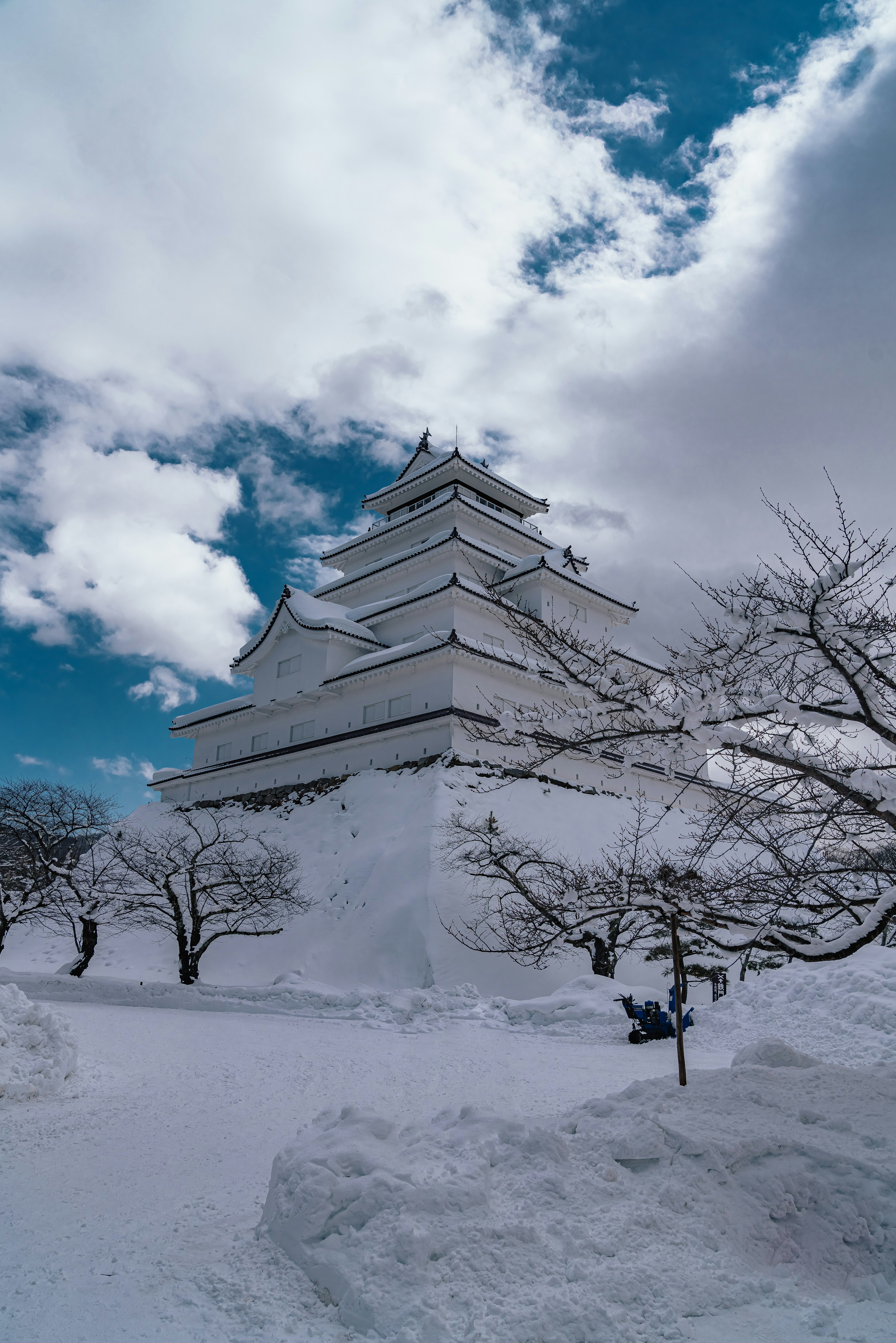 雪に覆われた白い城と青い空