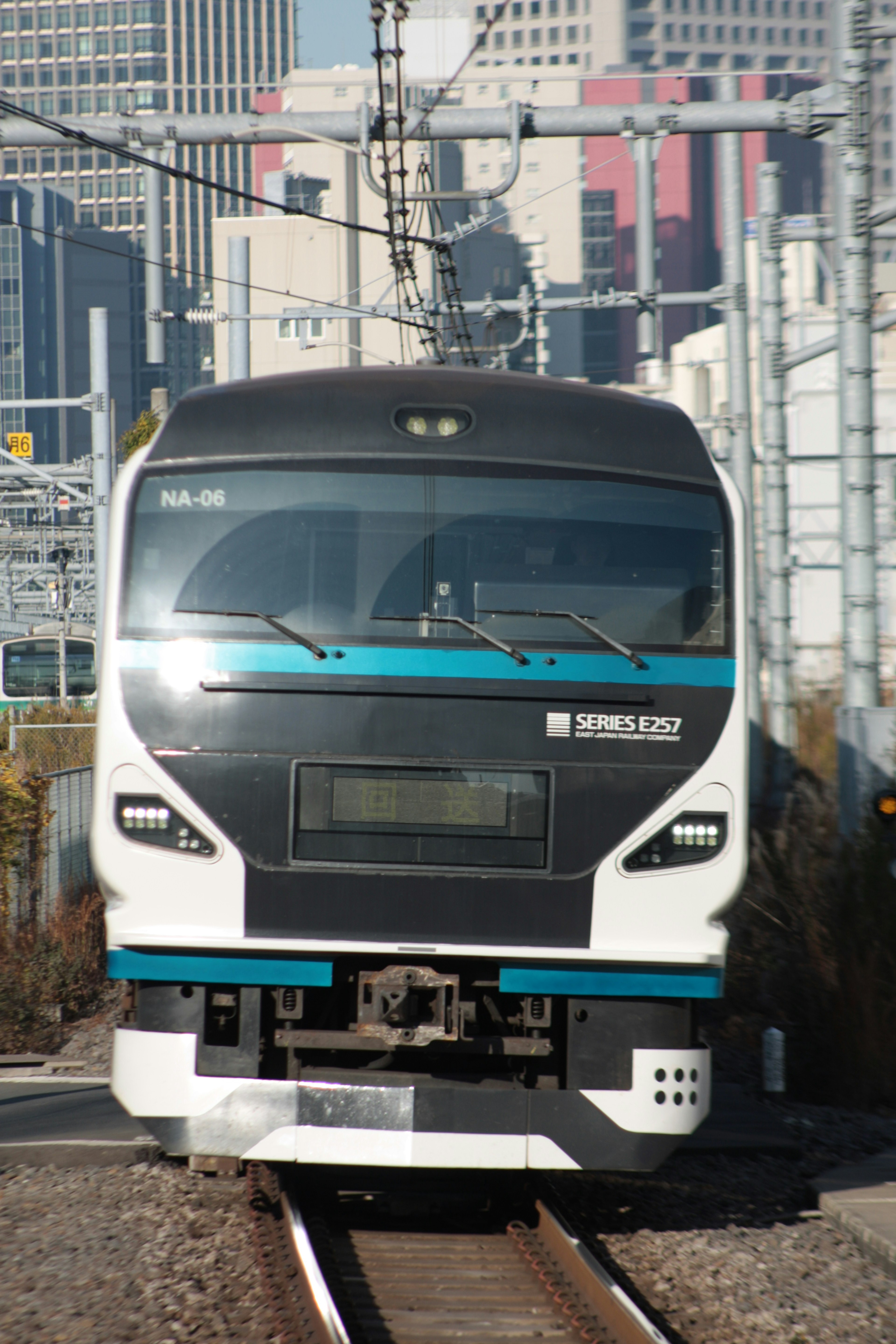 Fronte di un treno moderno con sfondo urbano