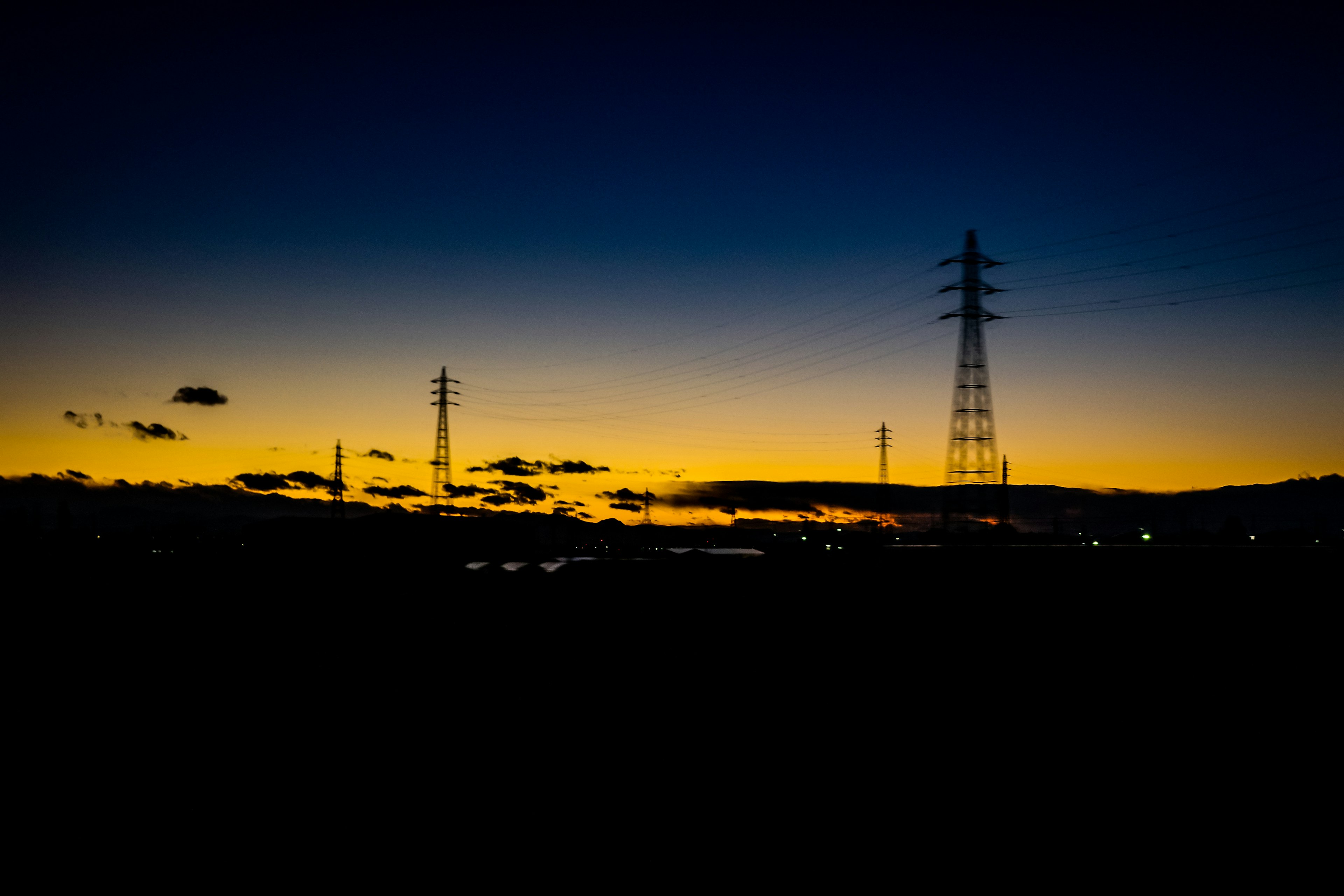 夕焼けの空と電柱のシルエット