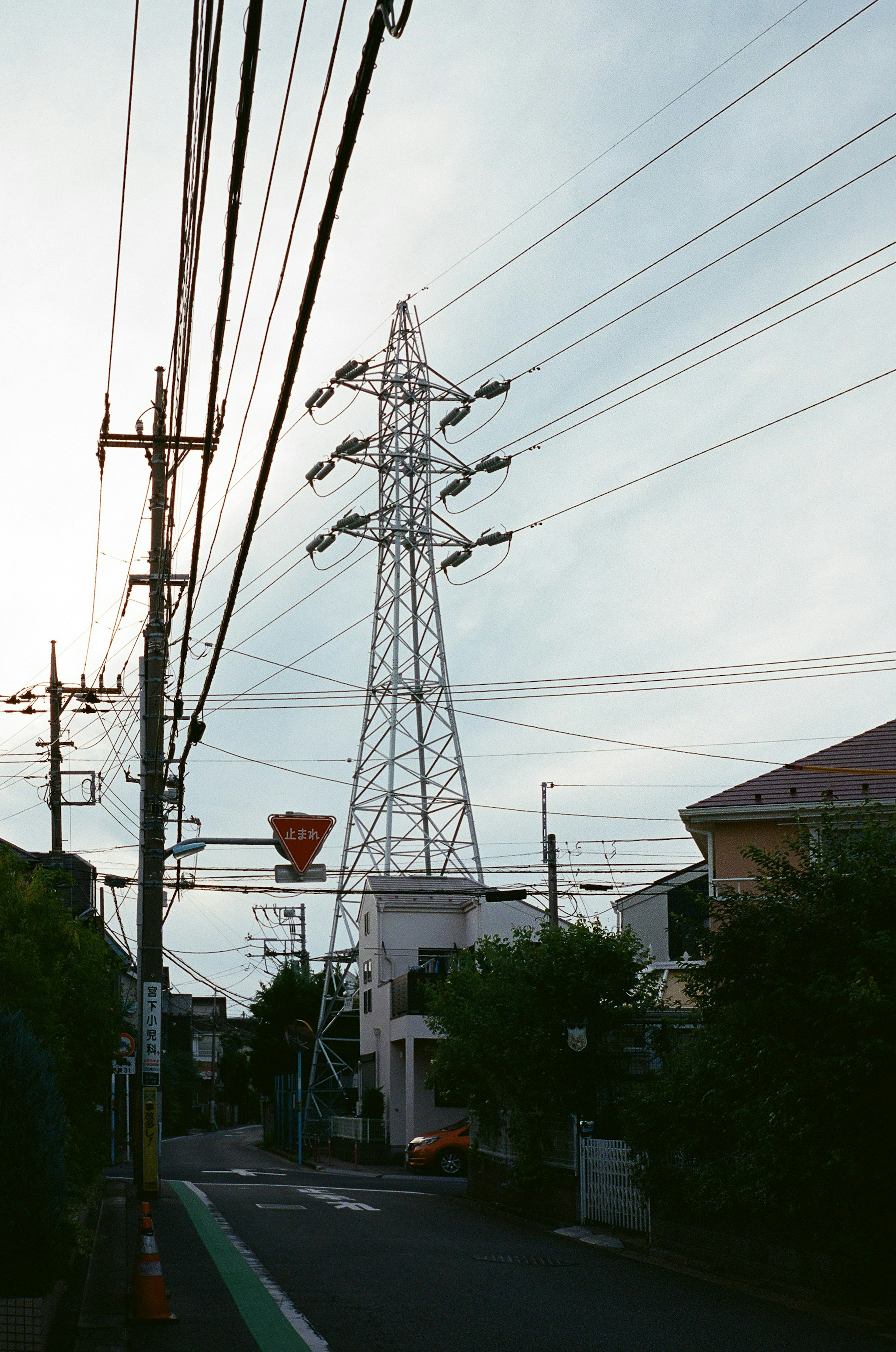 城市风景，包含电力塔和电线