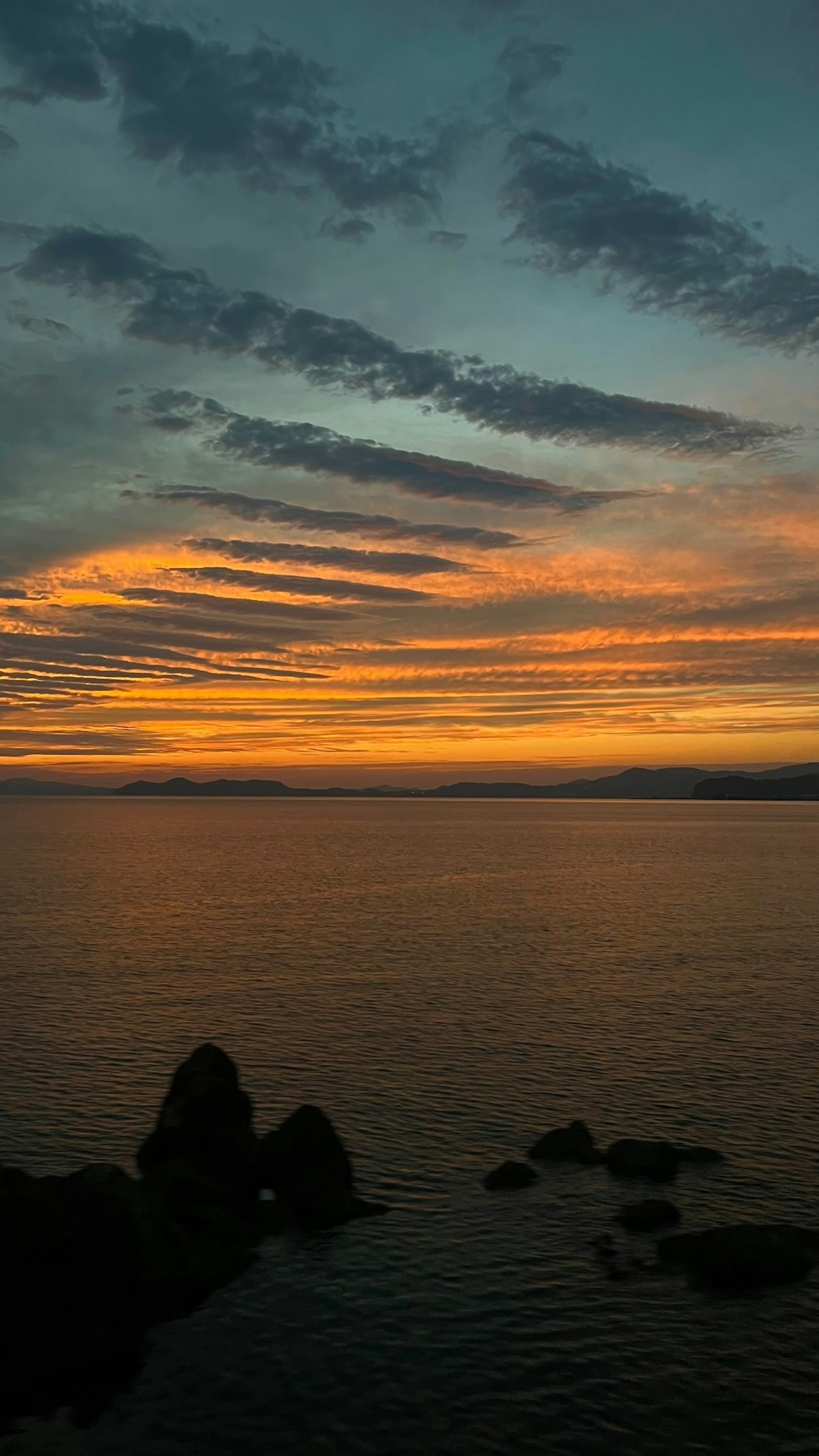 Magnifique coucher de soleil sur la mer avec des nuages