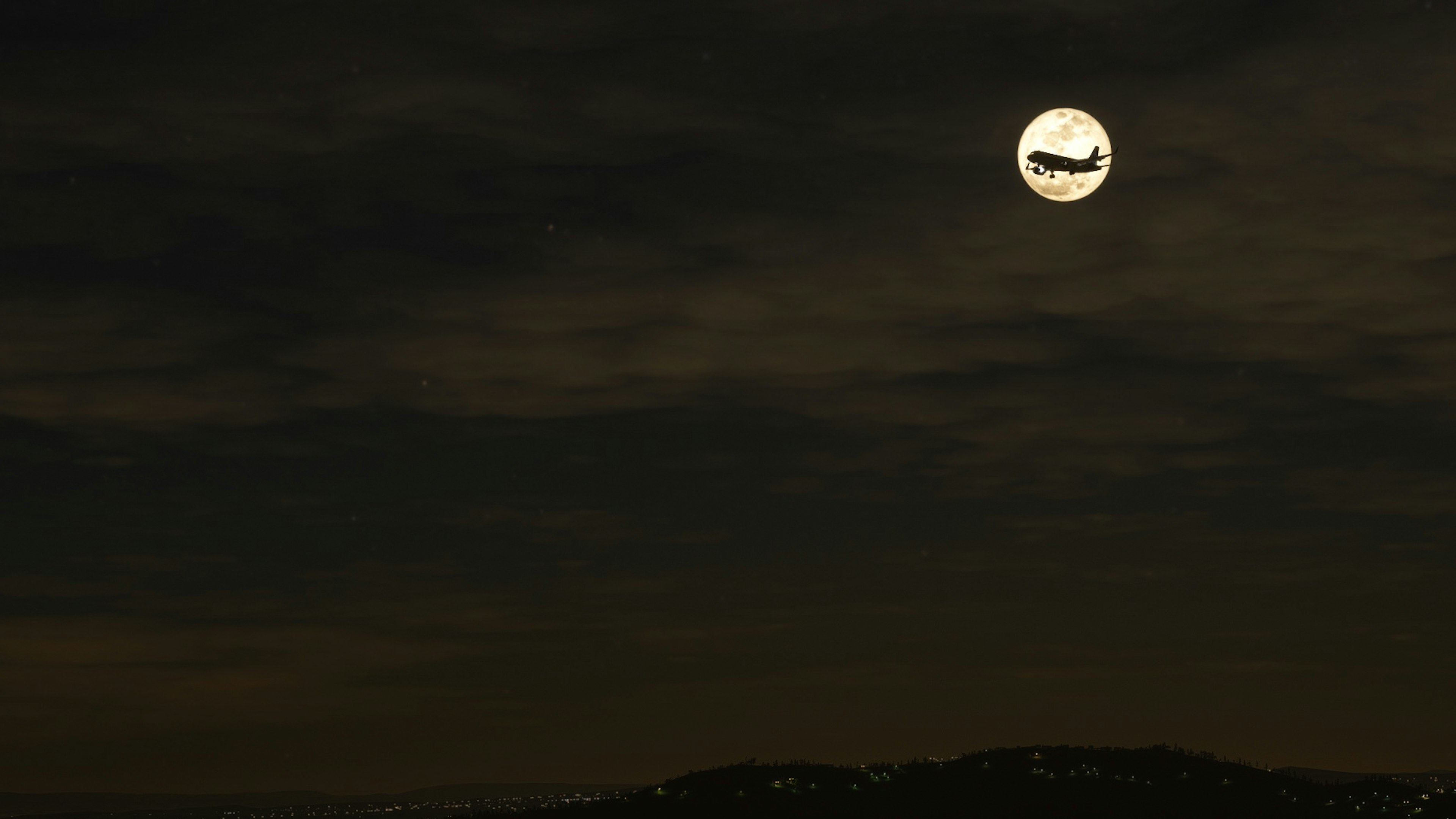 Bulan terang bersinar di langit malam dengan awan