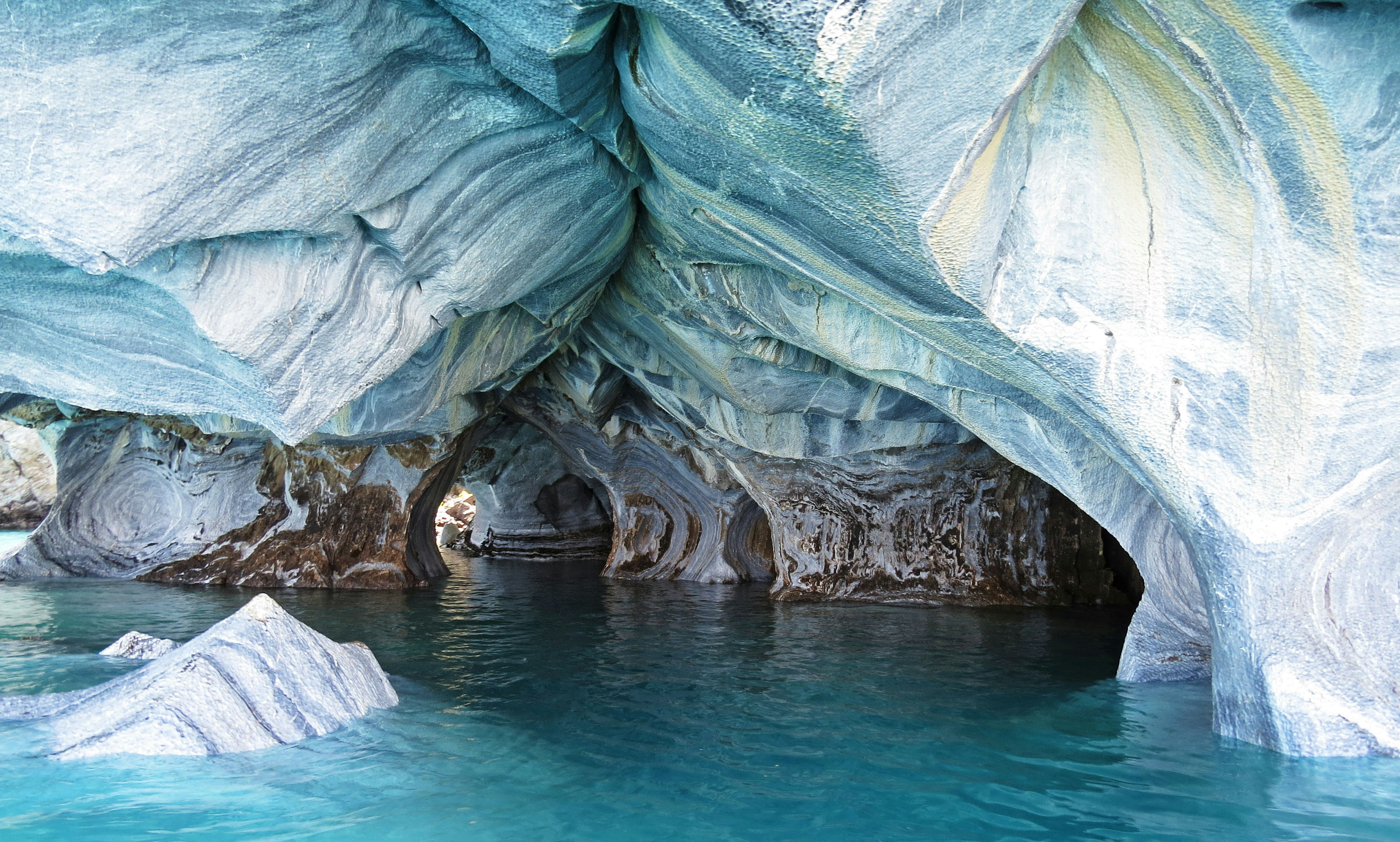 Une vue magnifique de l'eau bleue et des formations de grottes complexes