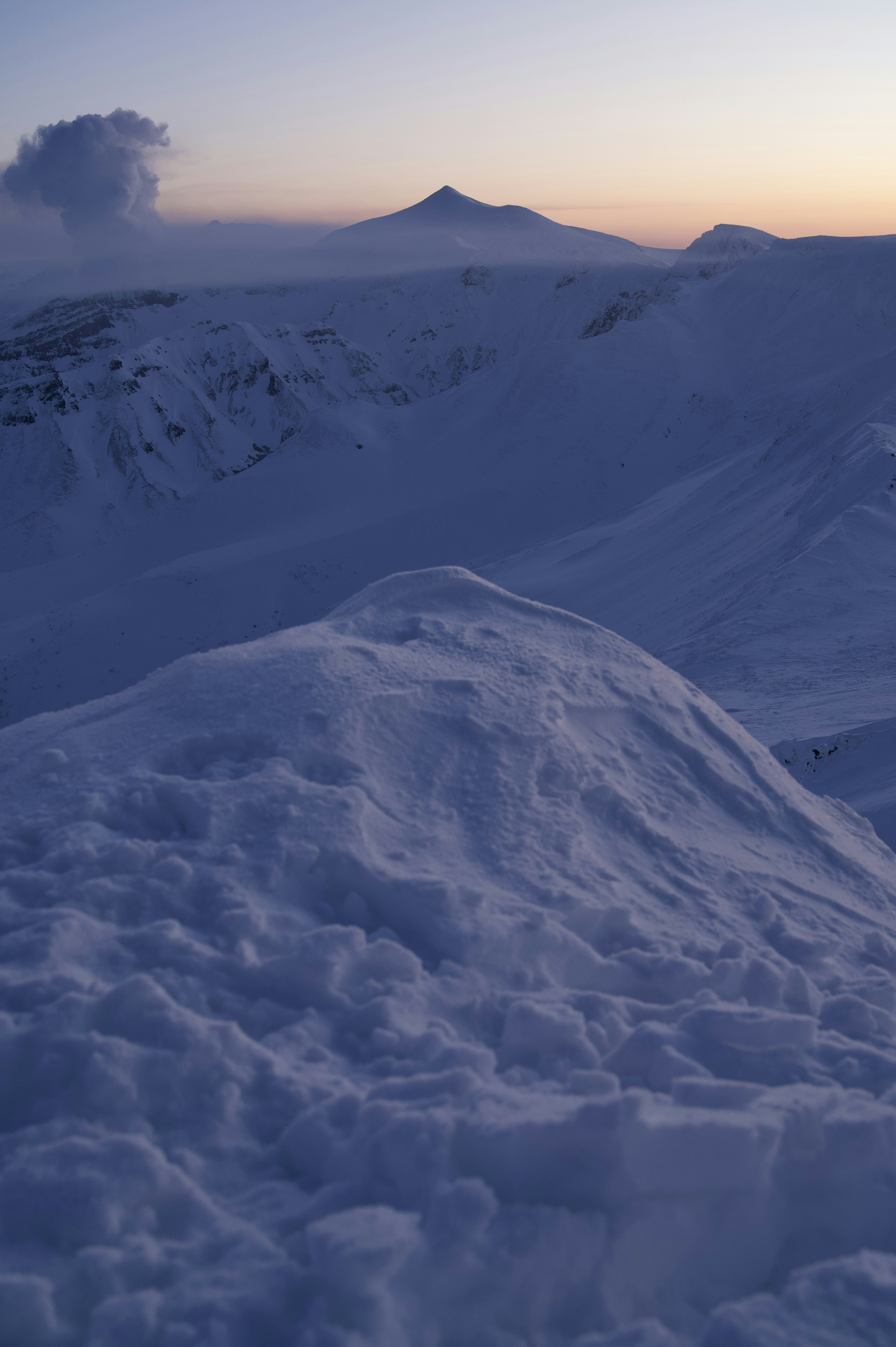 Paysage de montagne enneigé avec ciel crépusculaire