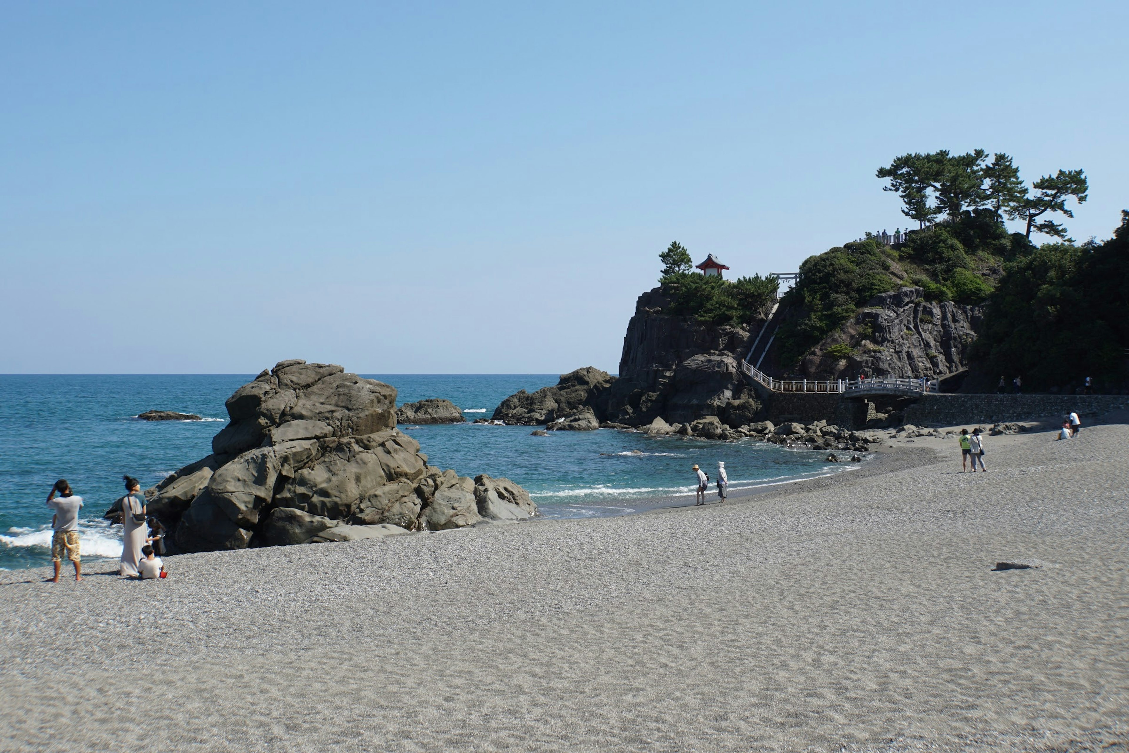 Spiaggia tranquilla con rocce e mare blu