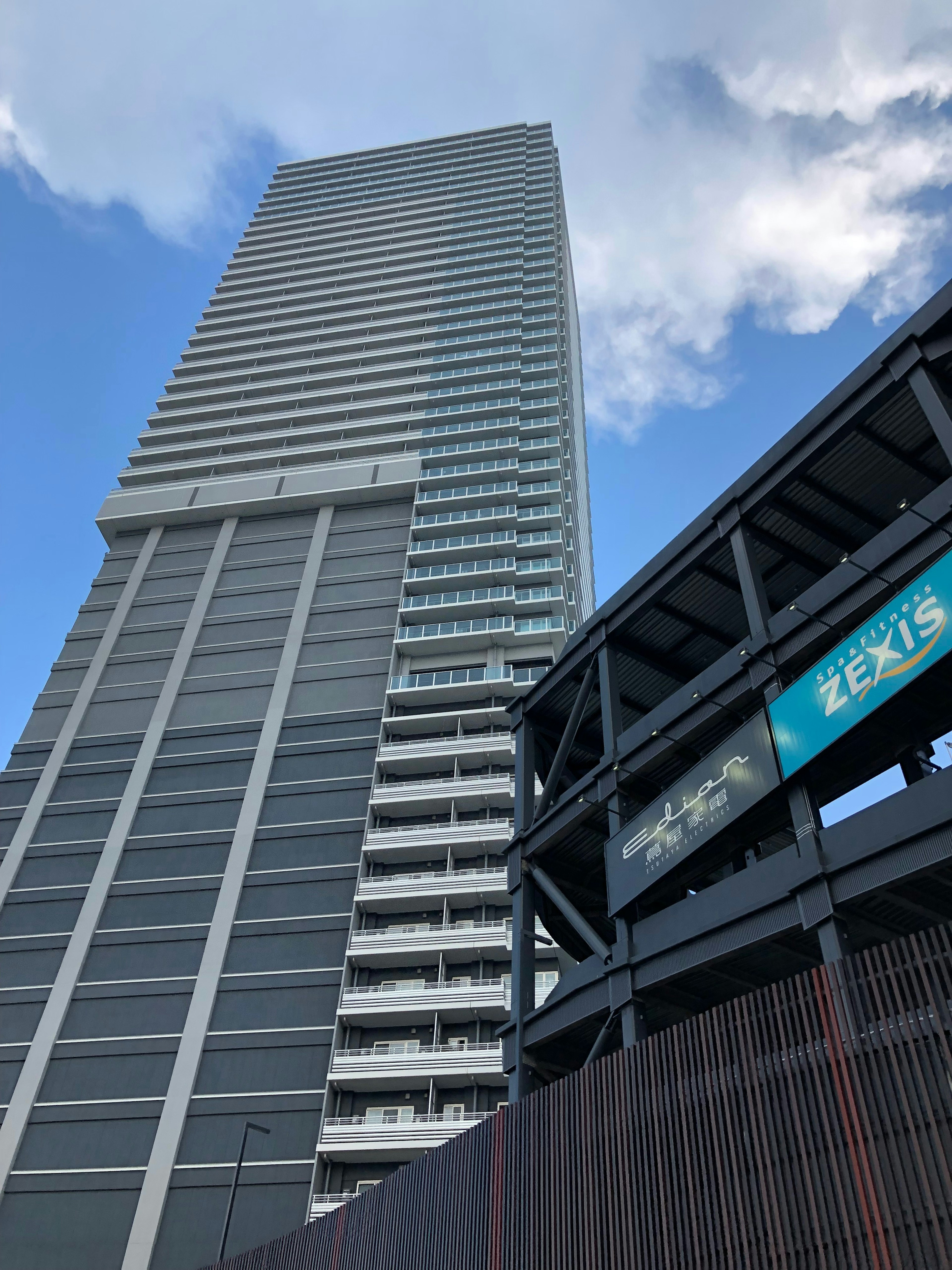 高層ビルとその前の構造物が見える都市の風景