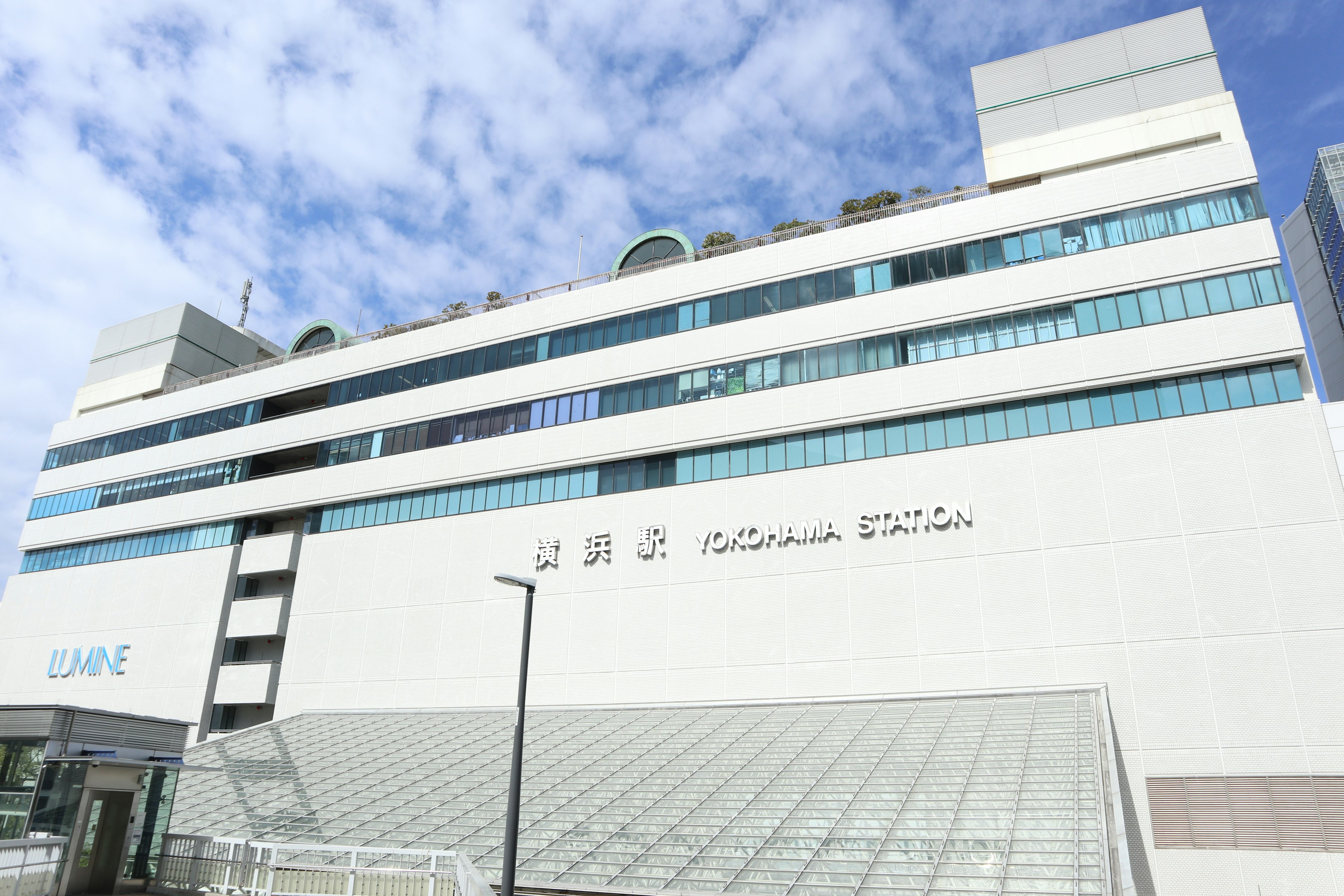 Exterior de un edificio moderno con paredes blancas y grandes ventanas