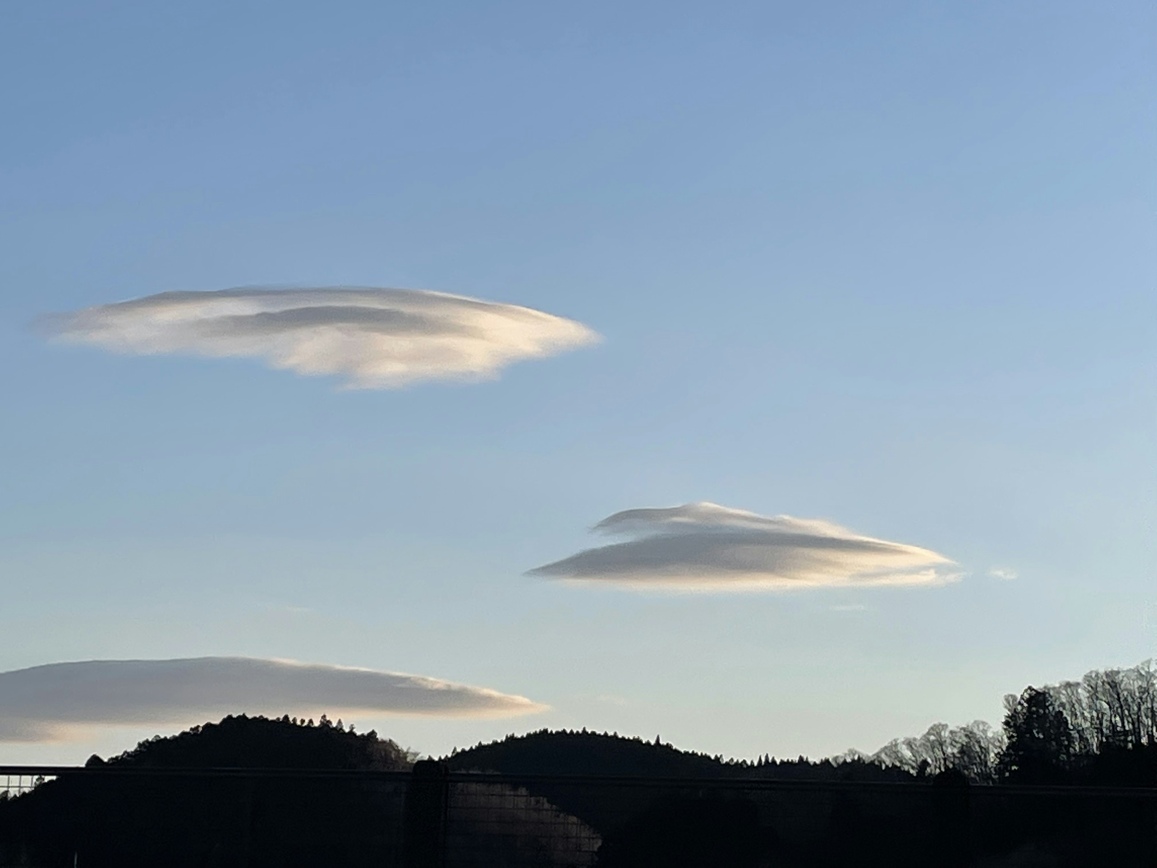 Nuvole lenticolari che fluttuano nel cielo sopra le colline