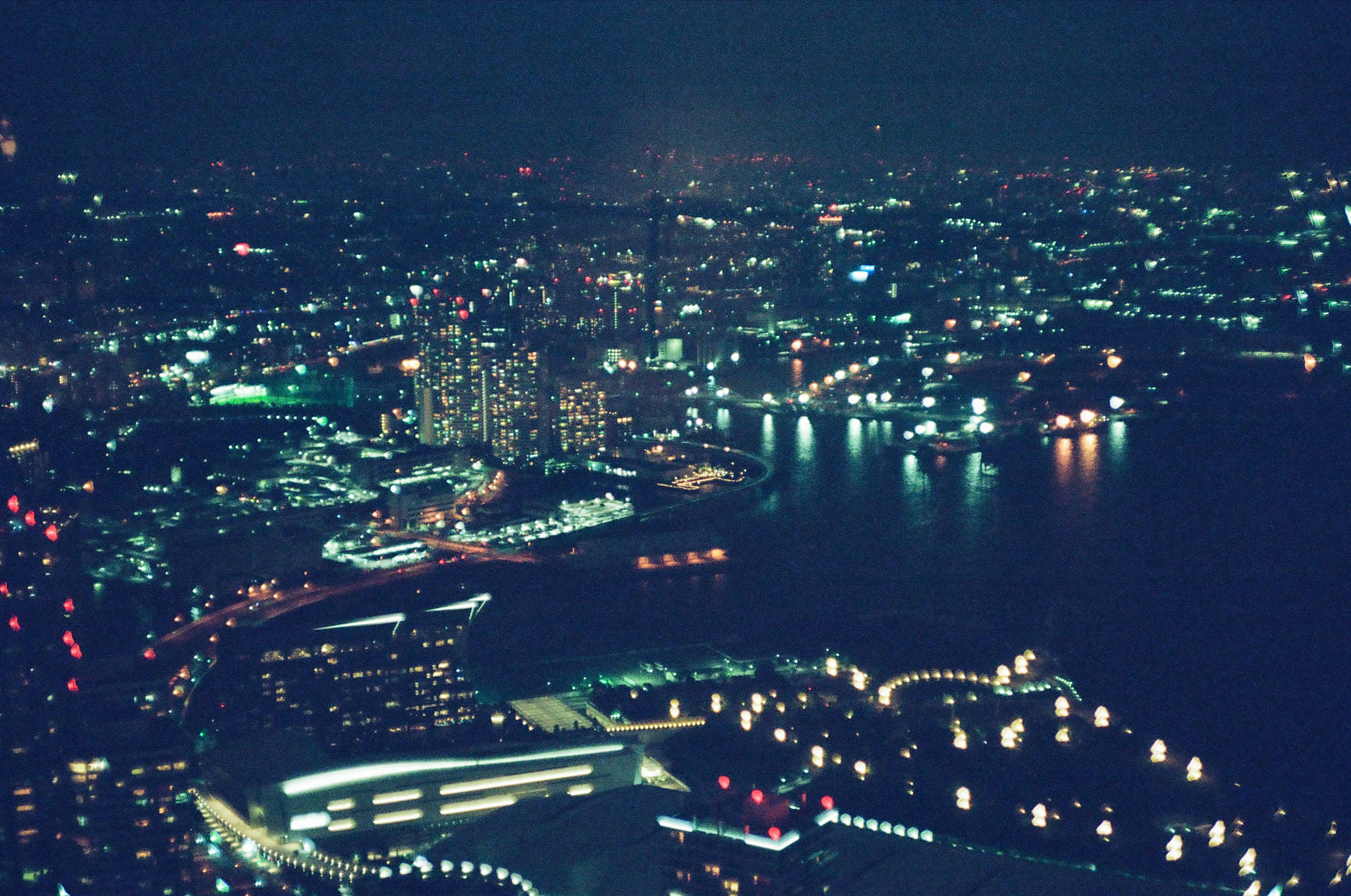 夜の都市の景色 眩しい光が水面に映る