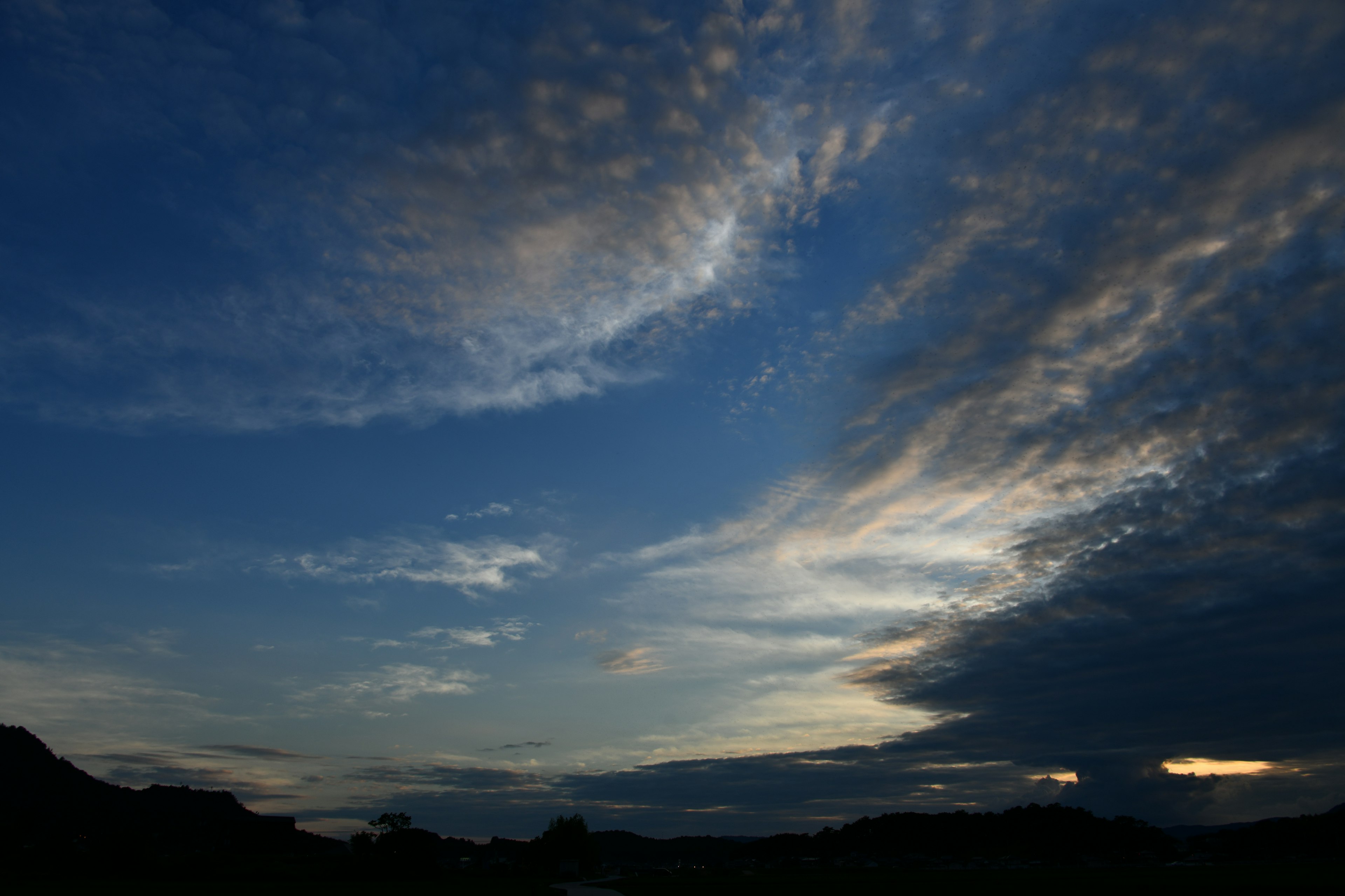 Pemandangan awan di langit biru