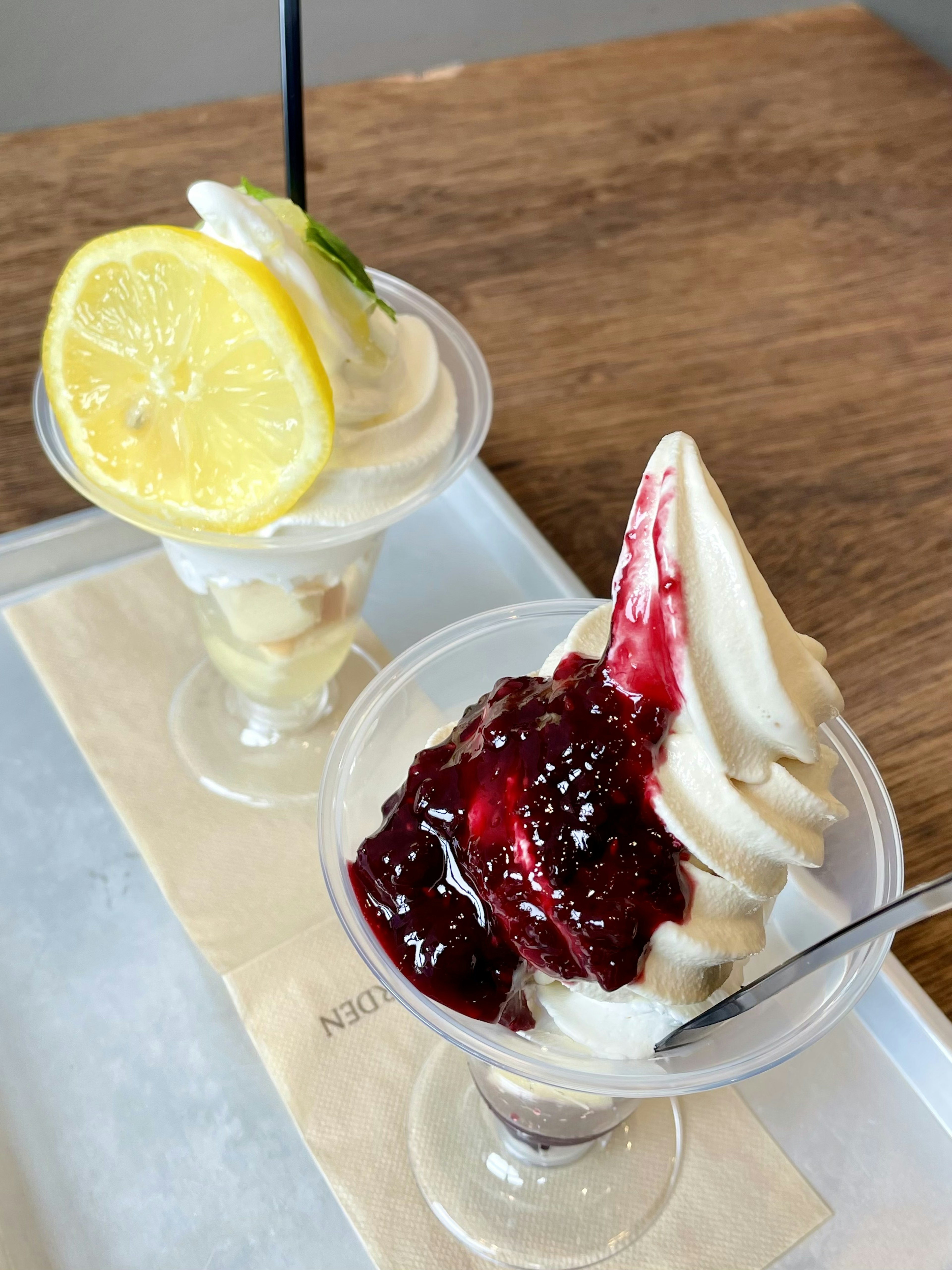 Dos copas de postre con helado y coberturas