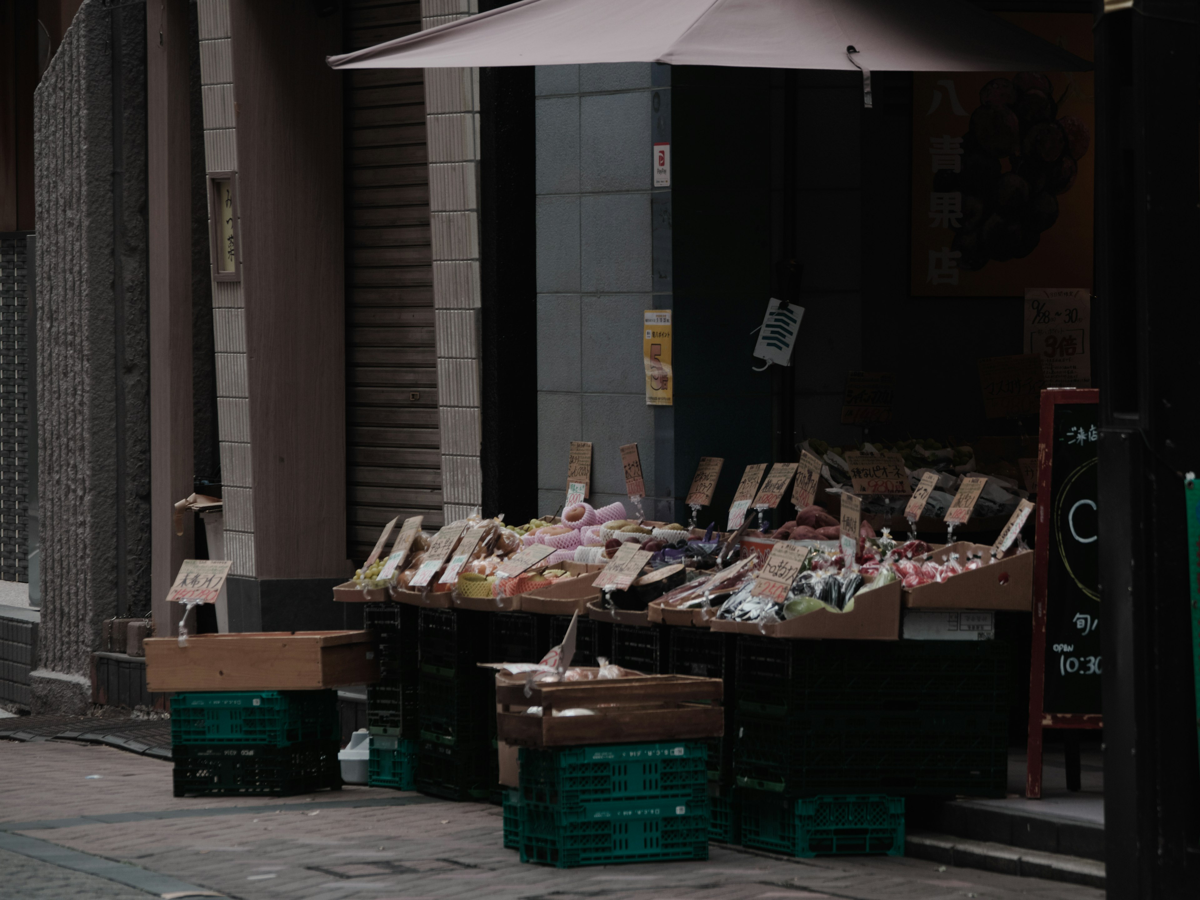 街头蔬菜市场摊位配有遮阳伞