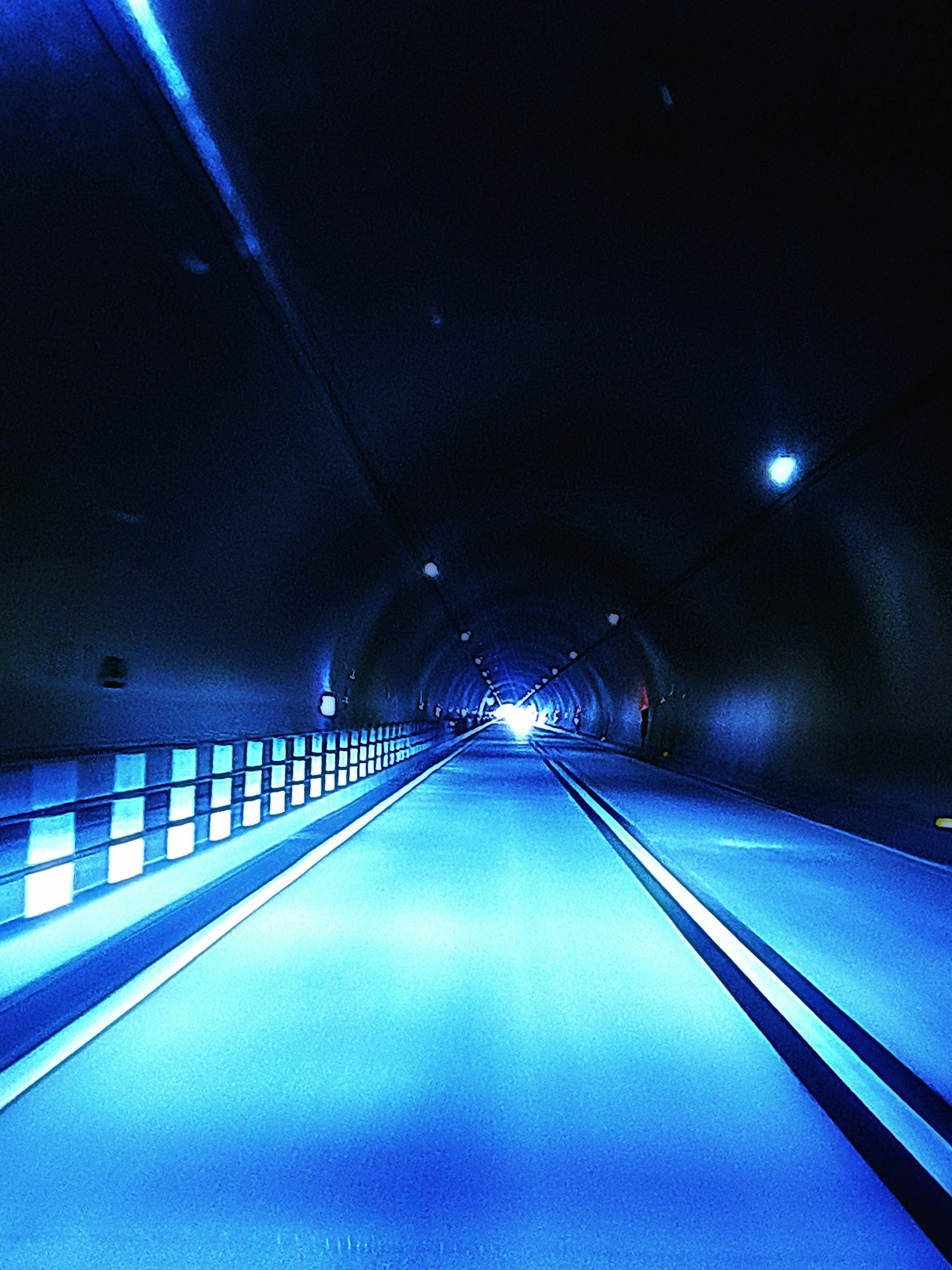 Interno di un tunnel illuminato da luci blu