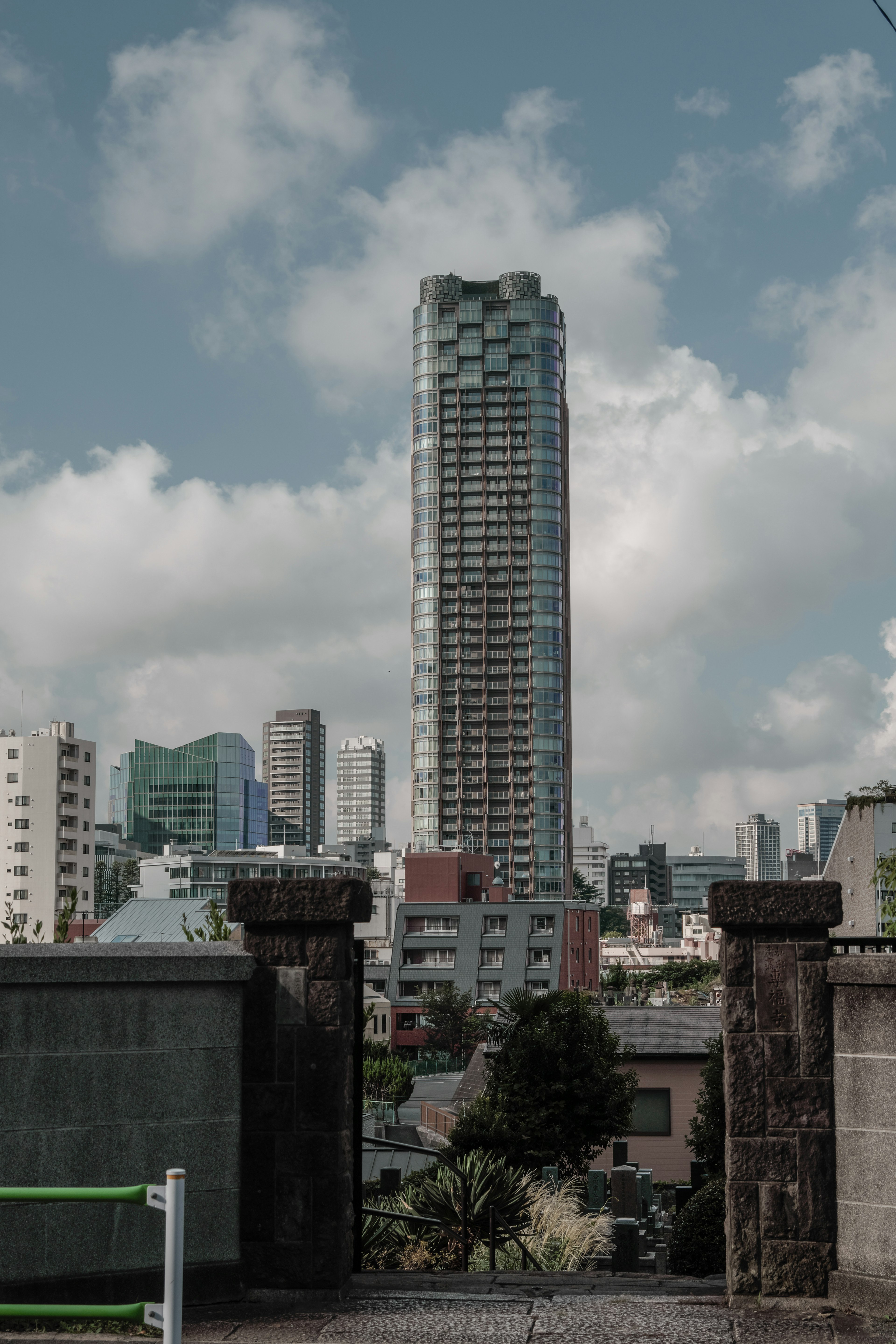 Foto que presenta un rascacielos con paisaje urbano de fondo