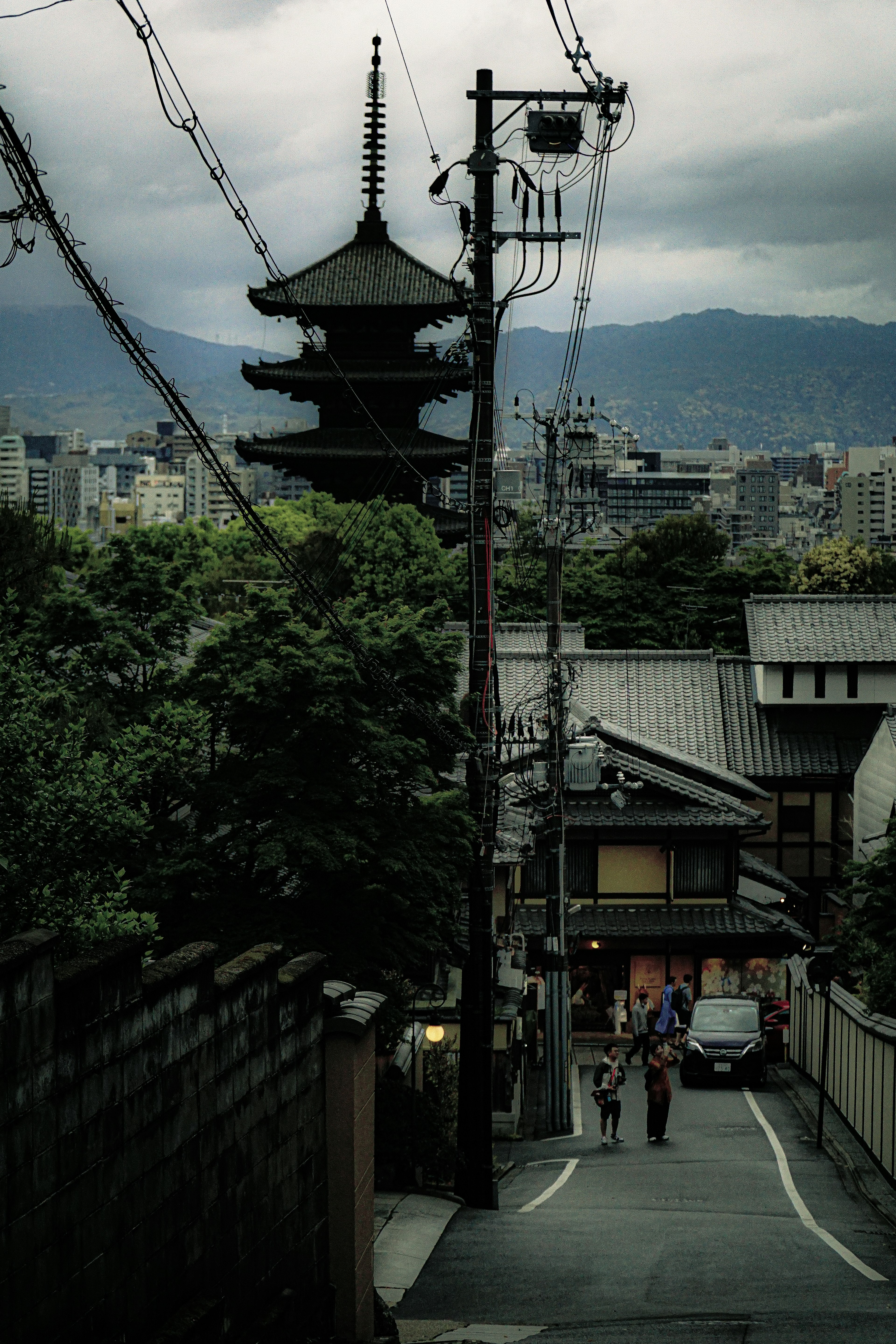 Fünfstöckige Pagode in Kyoto mit ruhiger Straße und Stadtansicht