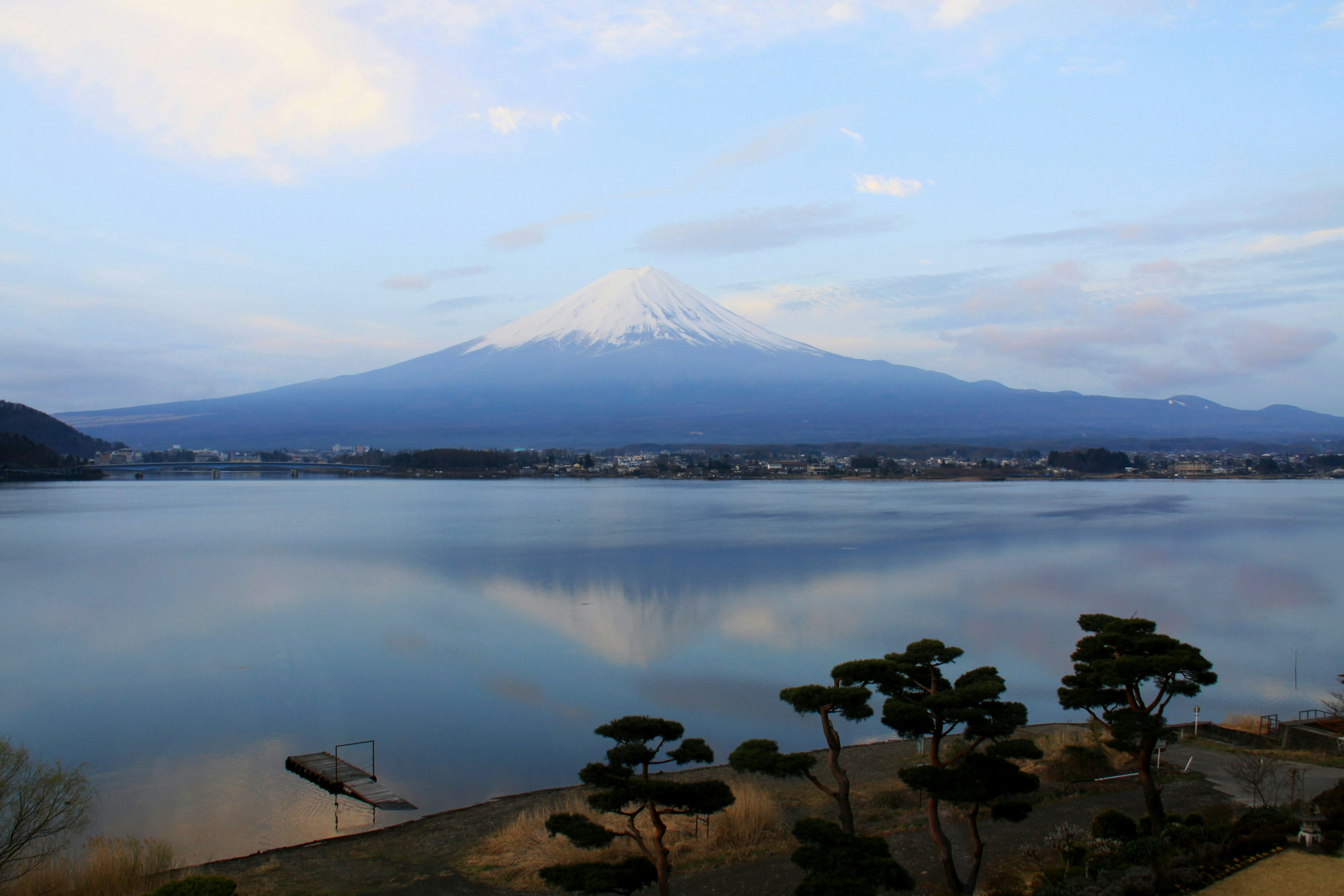 富士山的风景和宁静湖泊的倒影