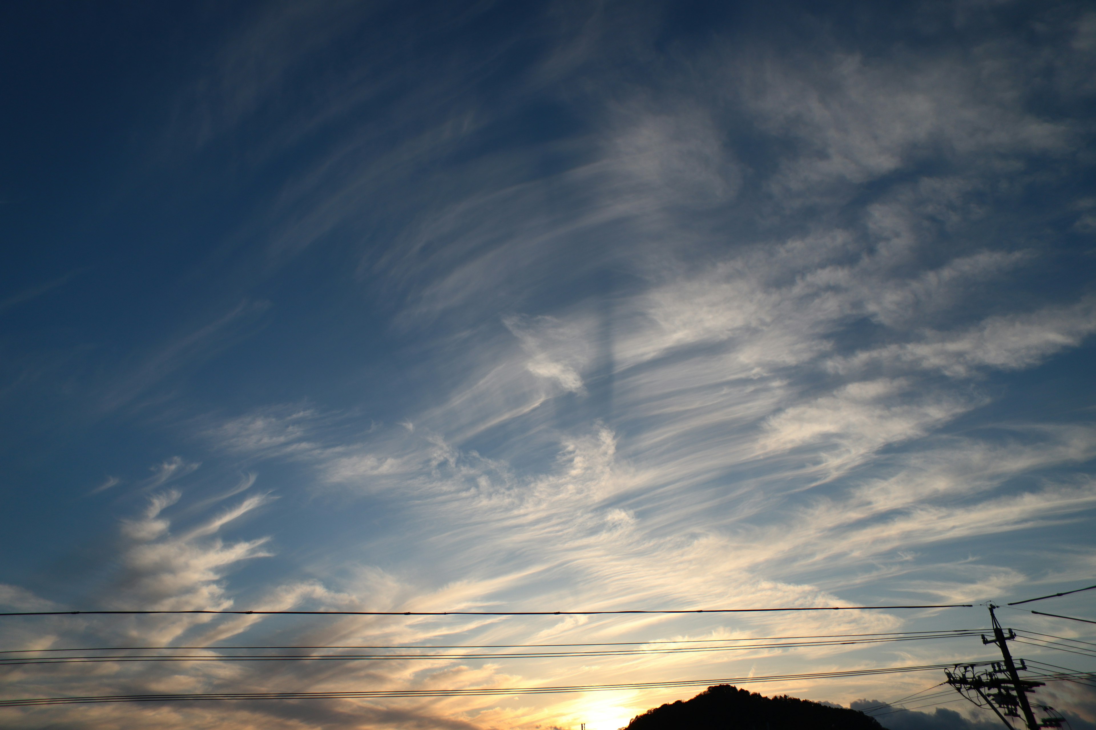 Beaux motifs nuageux dans le ciel du coucher de soleil