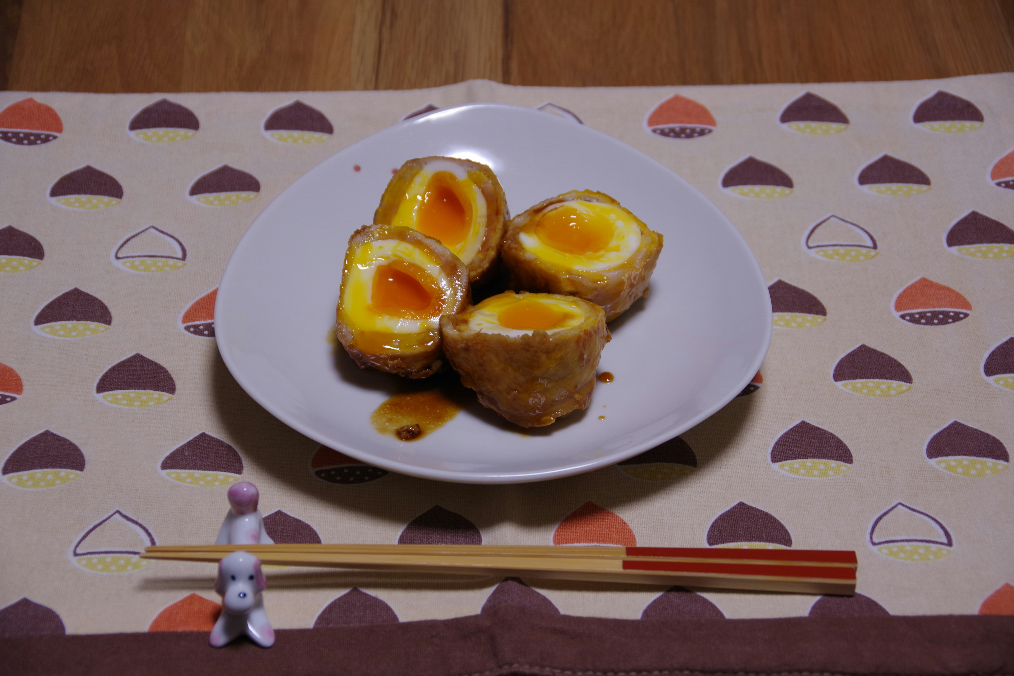 Sección transversal de bocadillos fritos con huevos pasados por agua en un plato