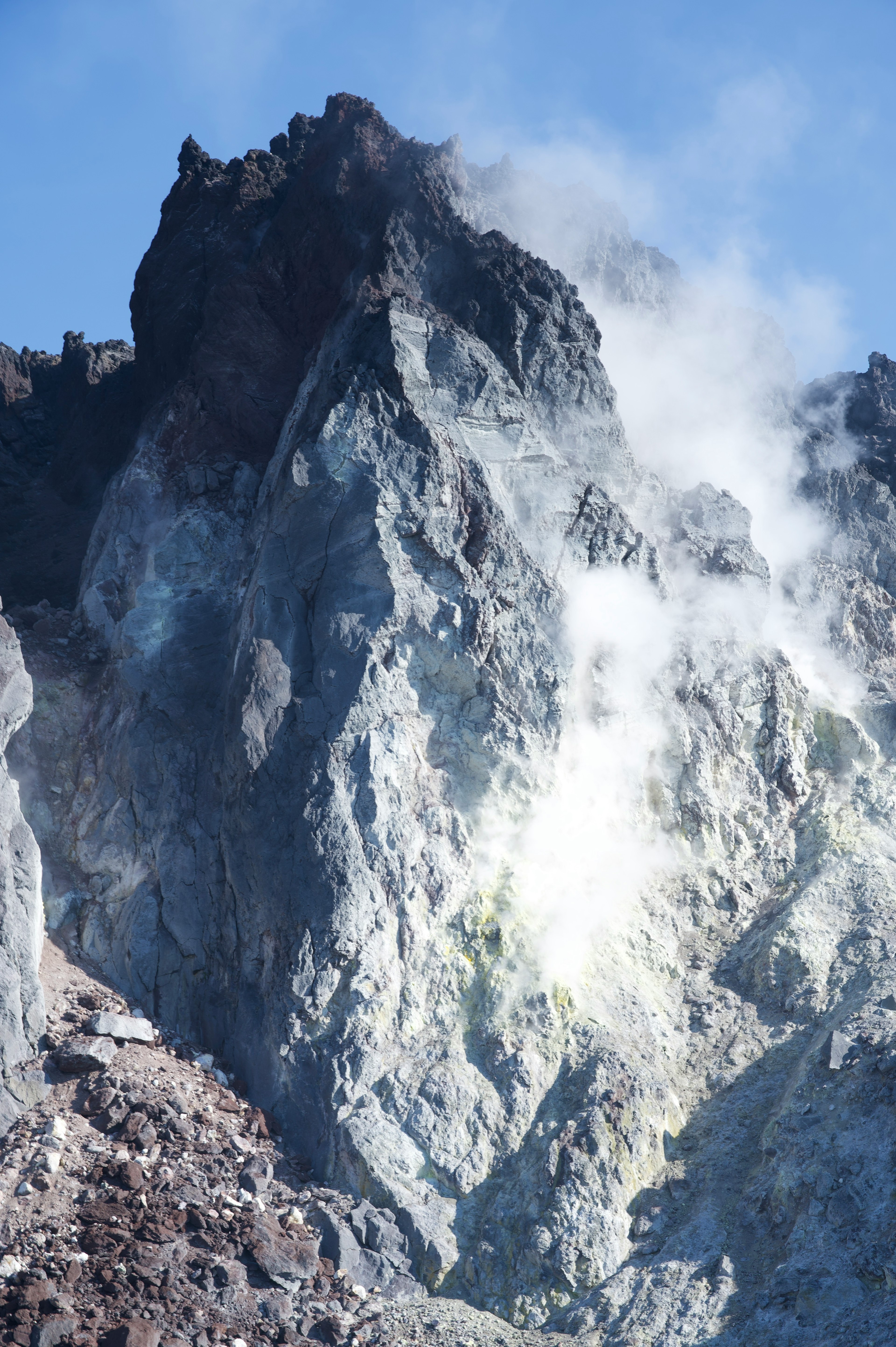 火山岩石面特写，伴有蒸汽和烟雾