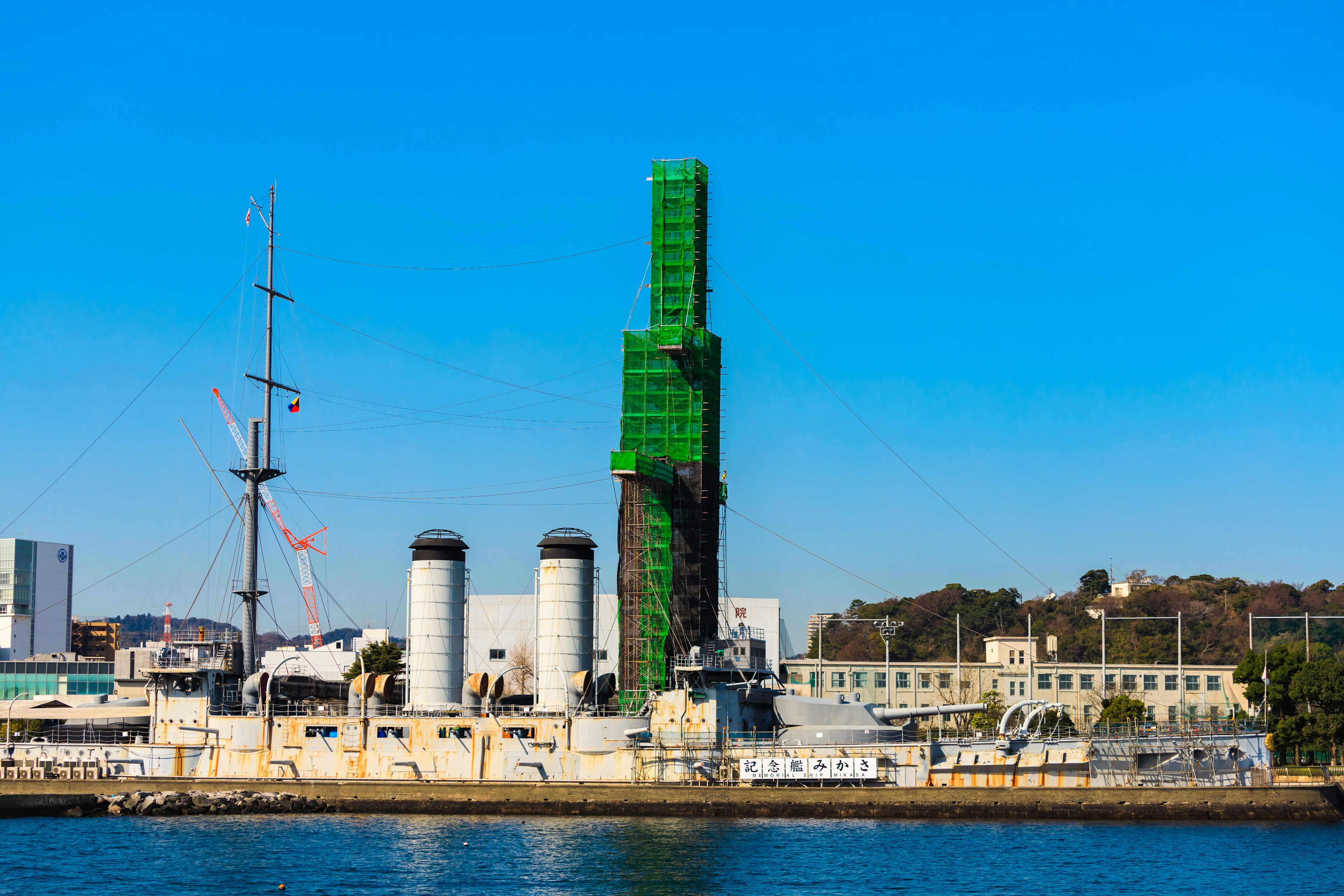 Vista del puerto con chimeneas de fábrica y andamiaje verde