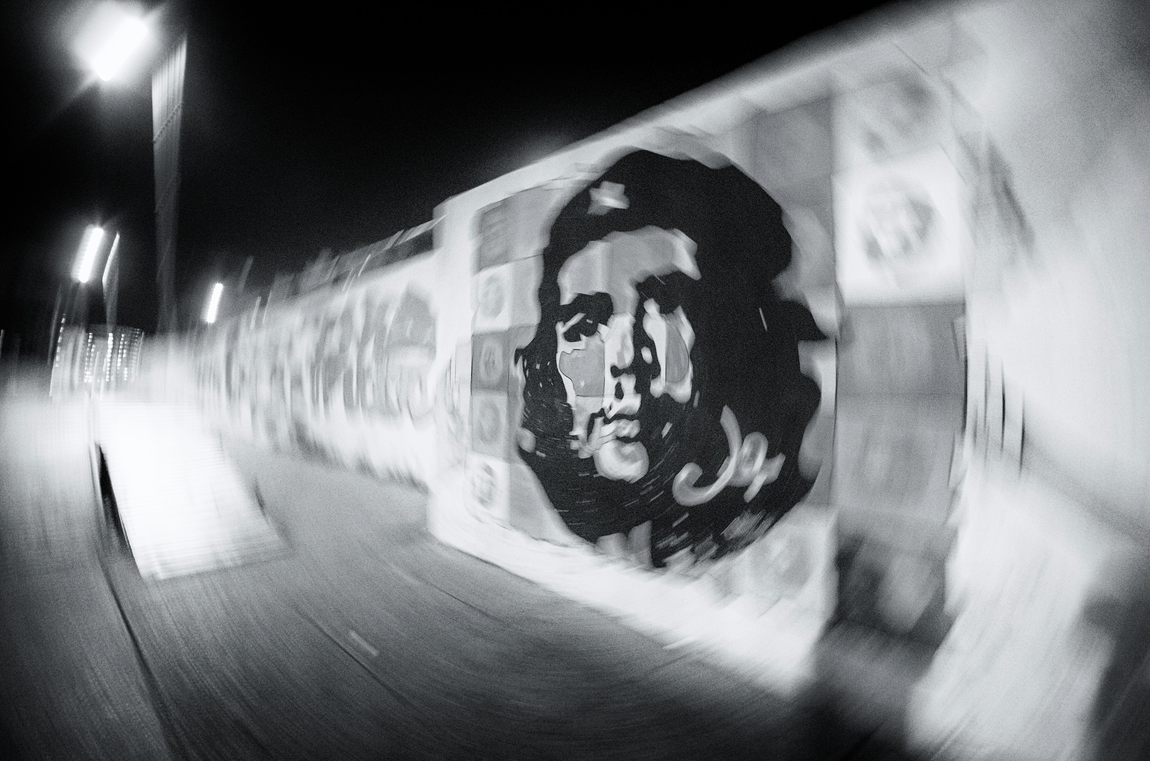 Mural en blanco y negro de Che Guevara en una calle de la ciudad de noche