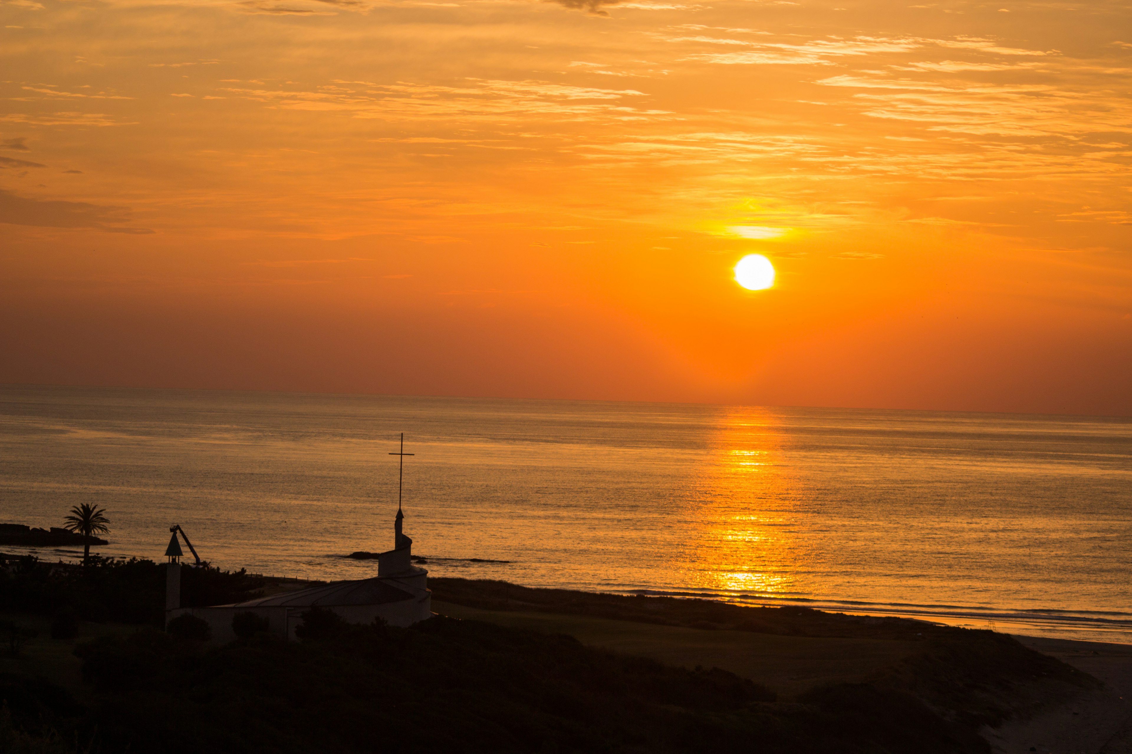 Paysage magnifique du coucher de soleil sur la mer