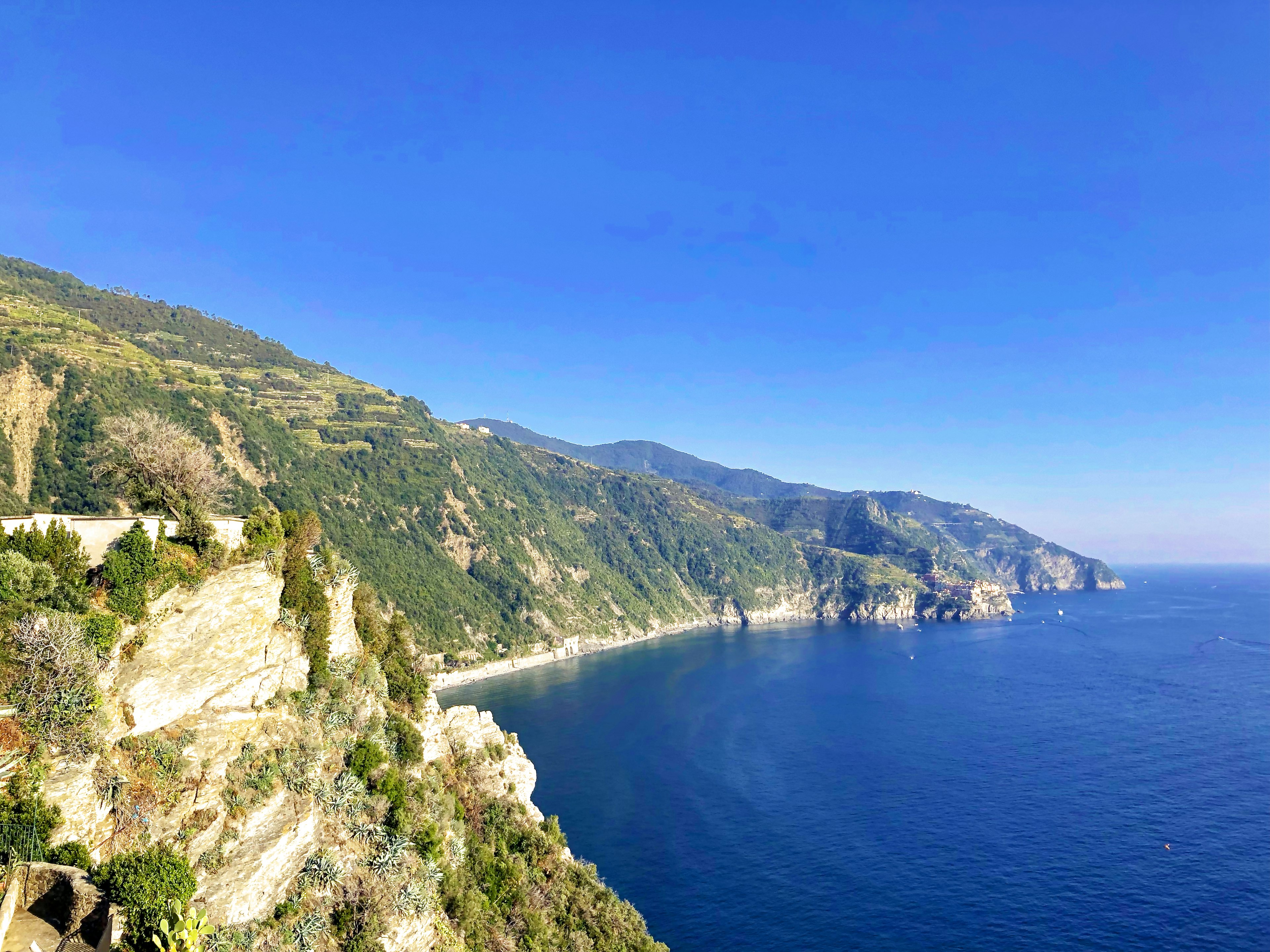 Hermosa costa con mar azul y montañas verdes