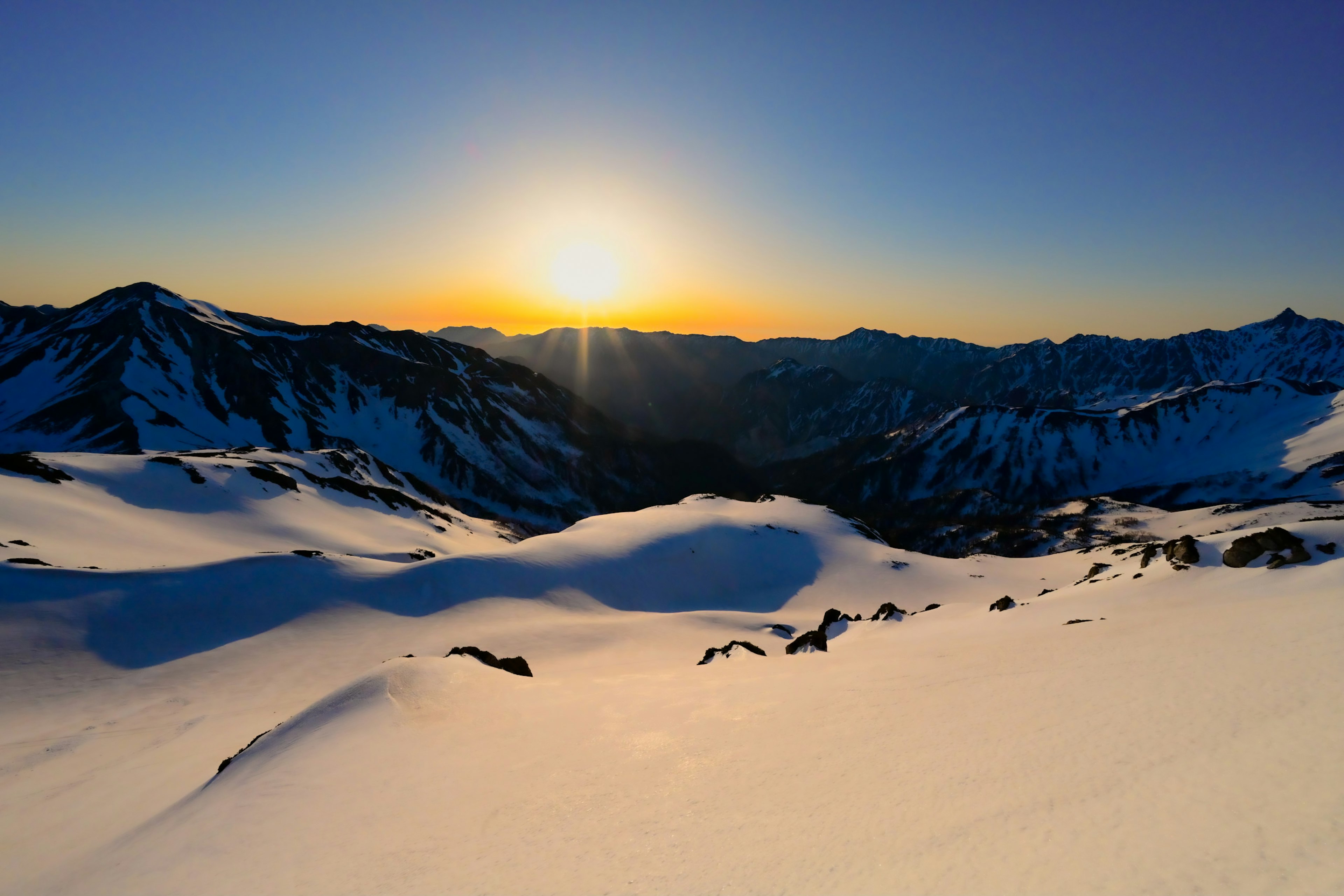 Montagne innevate con un bellissimo tramonto