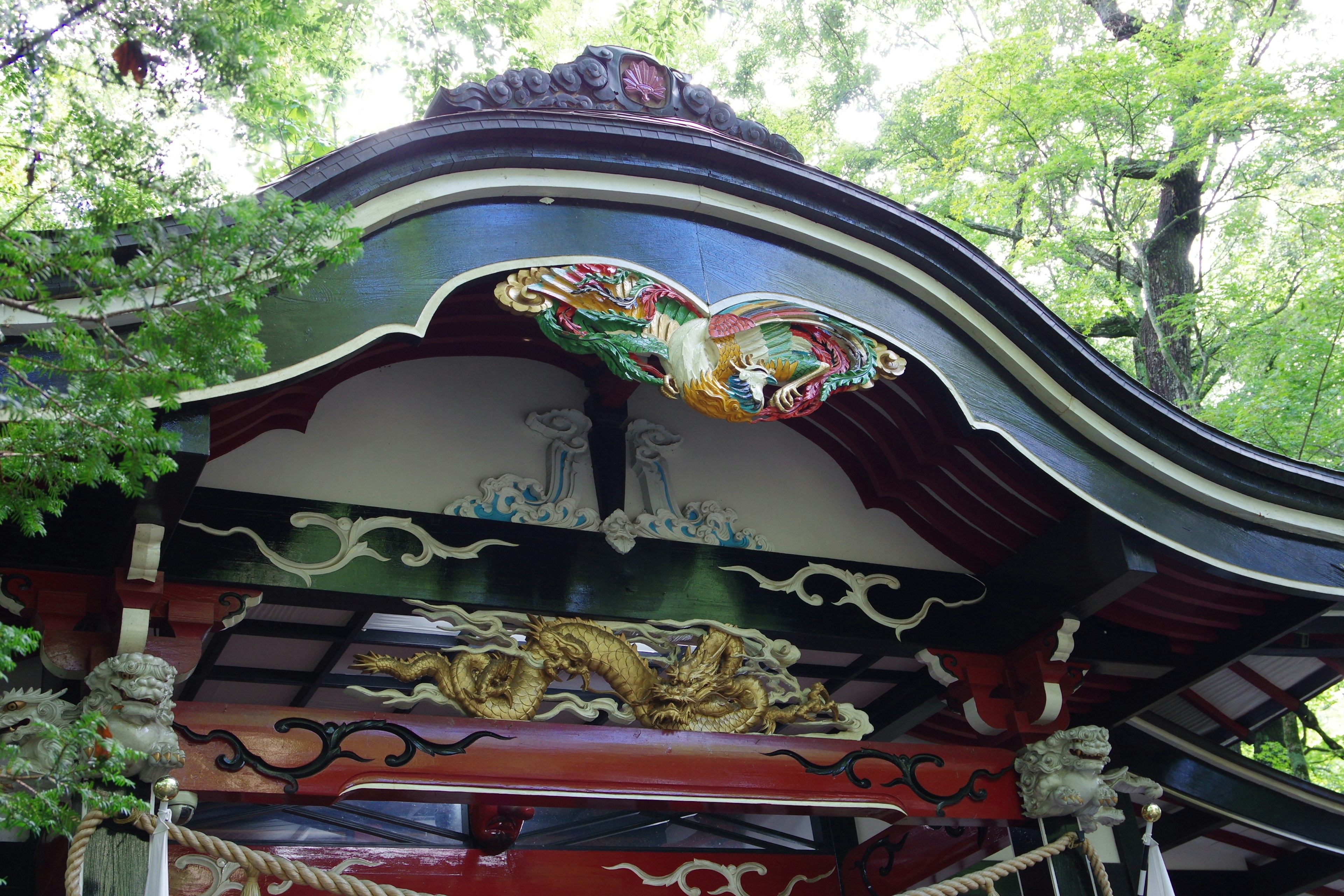 Dekorative Muster und Skulpturen auf dem Dach eines schönen japanischen Schreins