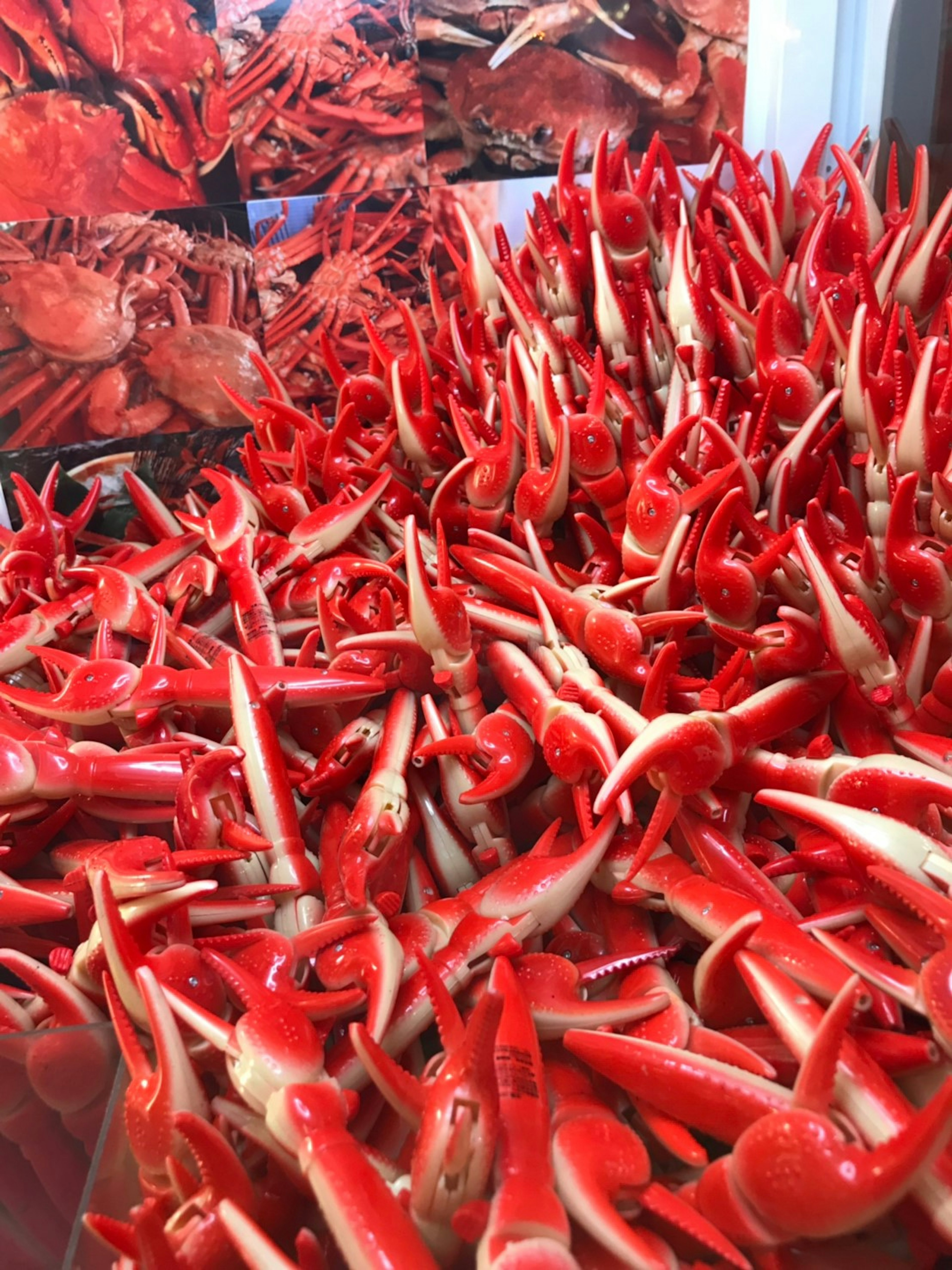 Una vibrante exhibición de pinzas de cangrejo rojas apiladas