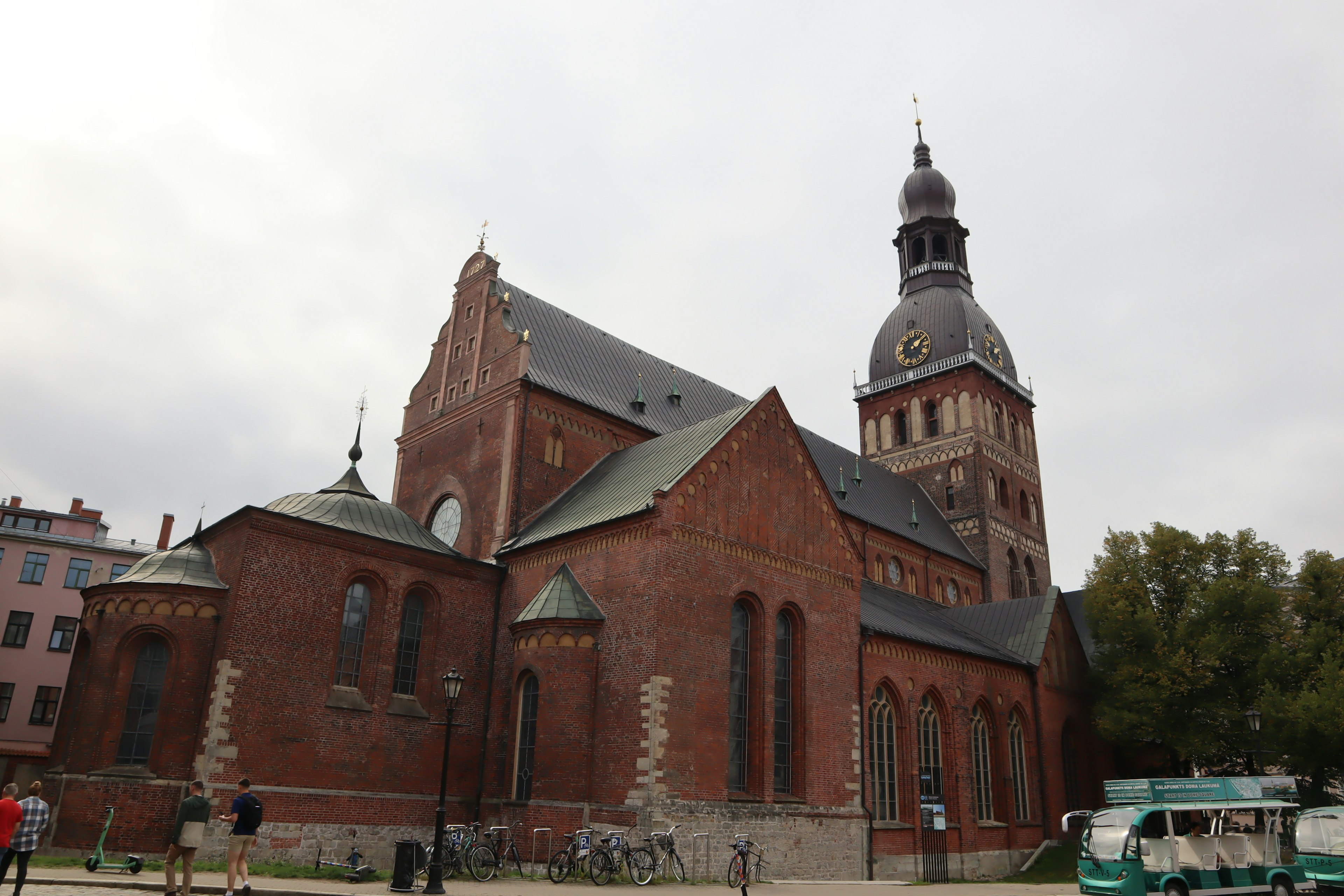 Église en briques rouges avec un haut clocher