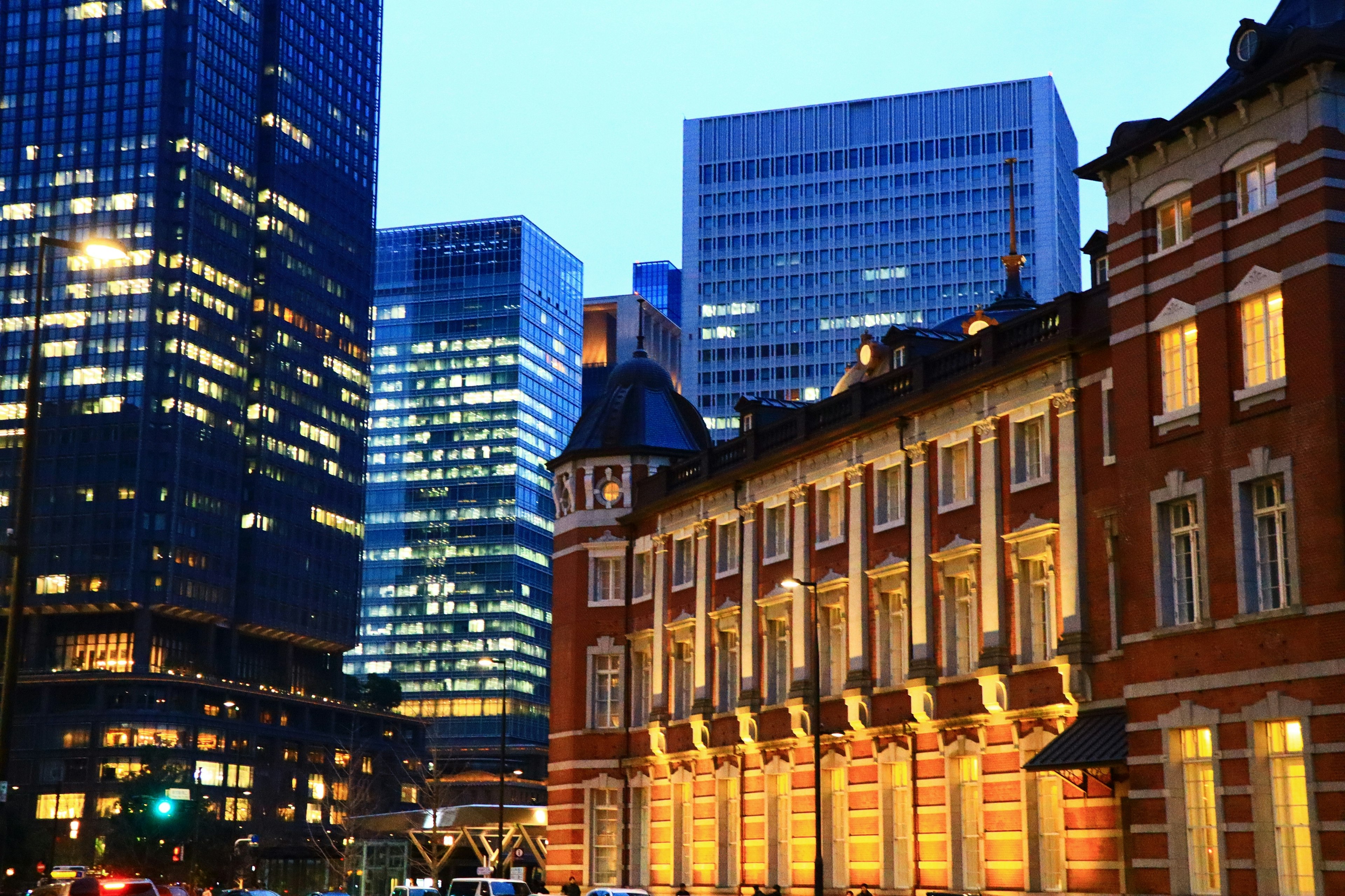 Pemandangan malam yang indah menampilkan Stasiun Tokyo dan gedung pencakar langit