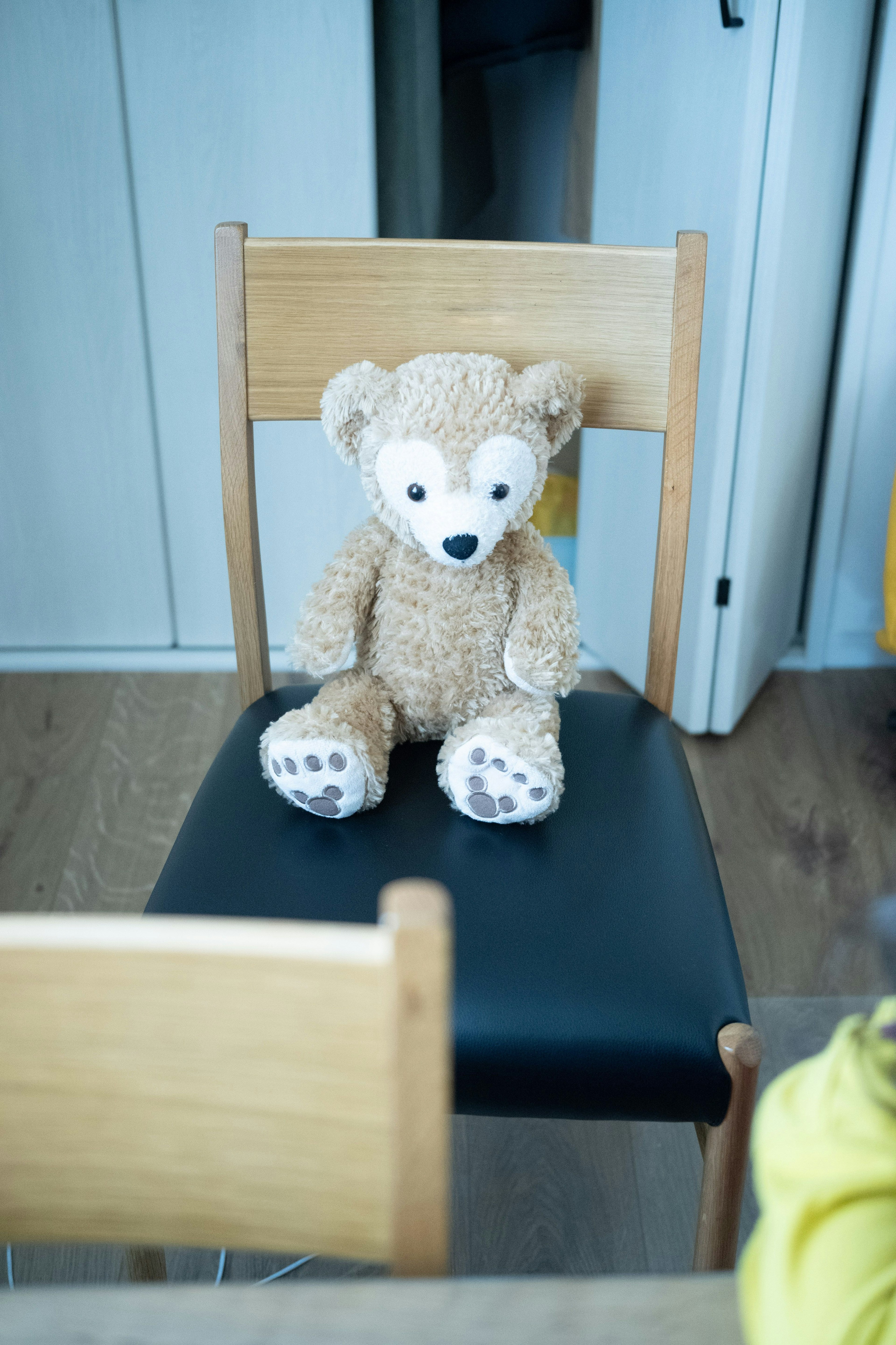 Un orsetto di peluche seduto su una sedia
